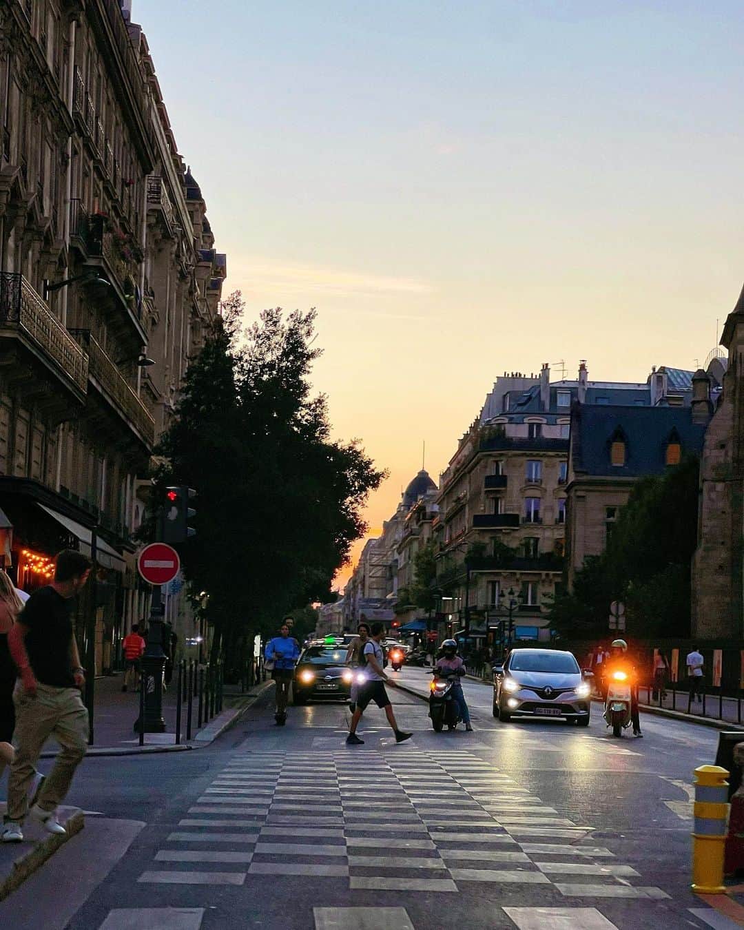 キム・グリームさんのインスタグラム写真 - (キム・グリームInstagram)「로맨틱한 파릐 밤거리 홀로 밤마실 🌝 프랑스어 잘하고 싶다  #빠리한달버티기 #GreeminFrance_Paris」10月3日 20時49分 - greemkim