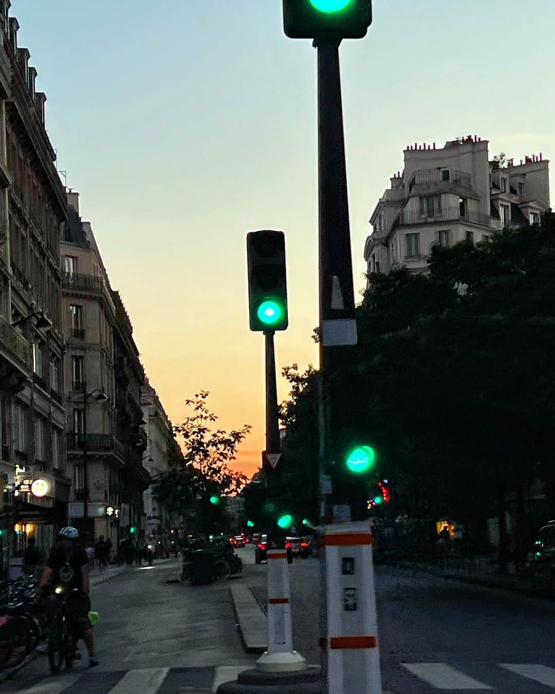 キム・グリームさんのインスタグラム写真 - (キム・グリームInstagram)「로맨틱한 파릐 밤거리 홀로 밤마실 🌝 프랑스어 잘하고 싶다  #빠리한달버티기 #GreeminFrance_Paris」10月3日 20時49分 - greemkim