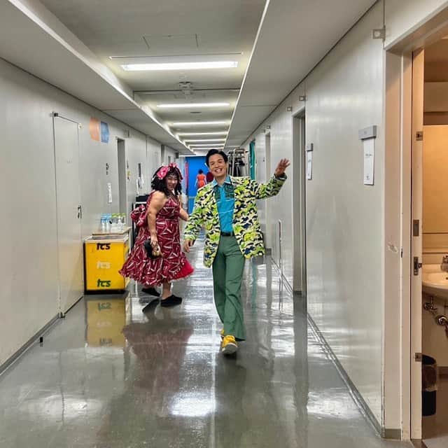 田村良太さんのインスタグラム写真 - (田村良太Instagram)「#ミュージカル生きる  完走することができました！ 映画版の「生きる」が好きで、ホリプロさんがそのメッセージ性をそのままミュージカルにしたような作品。 この作品は色々な「驚き」に満ちていました。  1️⃣今まで会った演出家たちとはまた違うスタイルの宮本亜門さん演出に驚く。 2️⃣上皇ご夫妻のご観劇に驚く。 3️⃣共演者たちの人間力とプロフェッショナルなスキルに驚く。  特に3️⃣はすごくて、この人たちなら作品が絶対に間違った方向に行かないと稽古の早い段階で確信できたほどです。  「この作品のカーテンコールでお客様が立ち上がって拍手する熱量は他の作品では味わえない」そう稽古中に聞いていたのですが、本当でした。 作品が届いて良かったです。  さて写真。 1枚目はとある日の集合写真。  2枚目は上演前に下手袖で集まった時のもの。  3枚目は2幕の前にスタンバイする前のもの。 なんかこの作品の舞台上の写真って白黒に見えるのでいいですよね…昭和感があって。  4枚目は新国立劇場で。（梅田芸術劇場の綺麗で大きな客席も撮りたかった…！）  5枚目と6枚目はいいめぐさんと。 率先してみんなの写真を撮ってくれ、カンパニー全体のことを常に気遣ってくれるすごい人です。  7枚目はやばい衣装。あべこさんも映ってますね！  8枚目は共演続きの鎌田さん。今回もまたたくさん面倒をみていただきました🙇‍♂️ いまだに声がデカすぎてたまに笑いますw  9枚目は松原剛志さんと安立悠佑くんとサウナに行った時のやつ。「サウナDESSE」は最強の施設でした…。  10枚目は今回初共演なのですが、こんな若輩者と一緒に帰ったりサウナ行ったりと沢山の時間を過ごさせていただきました、松原剛志さんです。 この時も真面目に台本を読んでいる風ですが、ここは僕の楽屋で、僕の台本を読んでます笑 次の出演作「ハリウッドは大騒ぎ」は主演だそうなので、みなさん要チェックですよ☺️  ちょいと長くなってきたので今日はこの辺で」10月3日 20時50分 - billy.tamura
