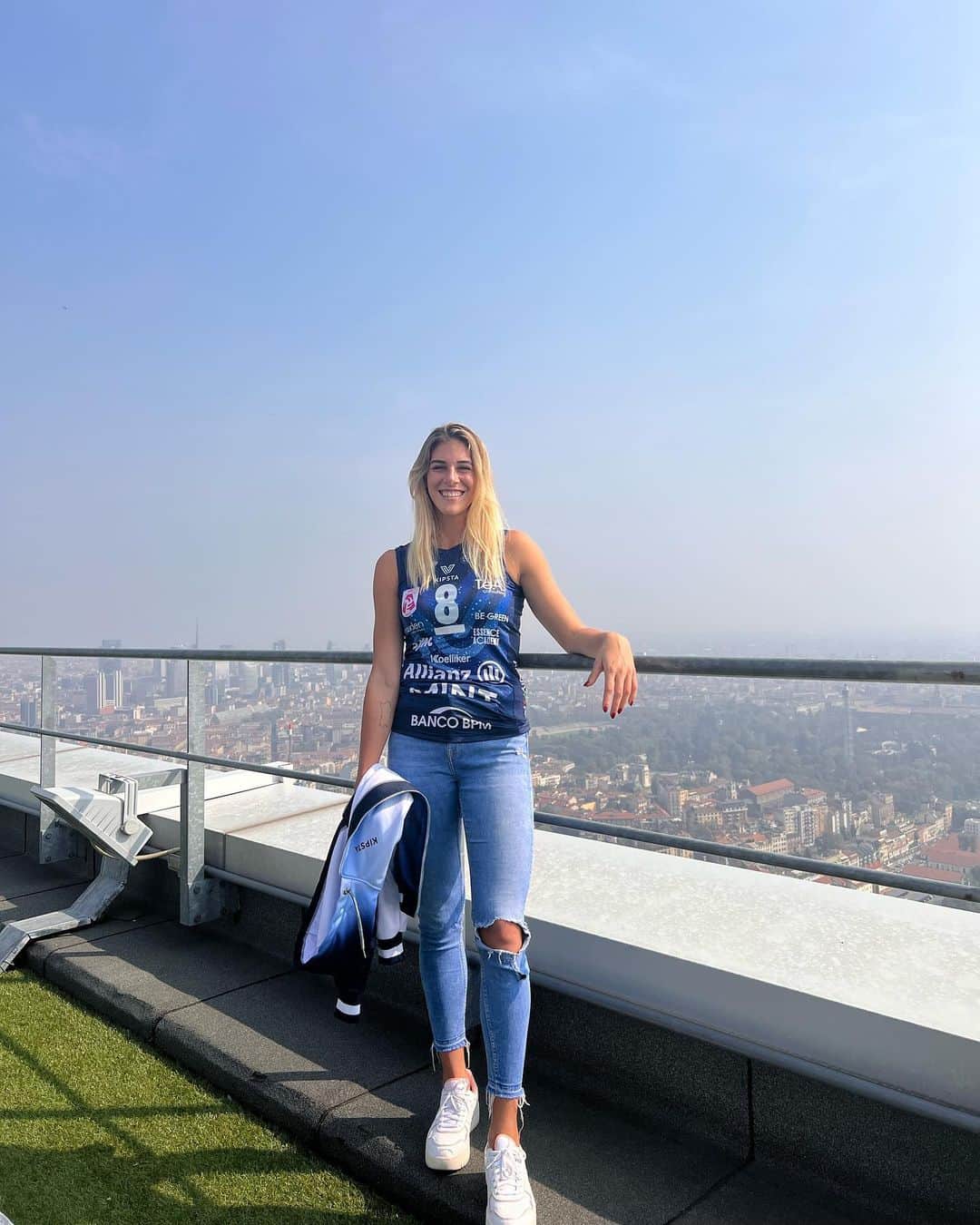 アレッシア・オッロのインスタグラム：「Inauguriamo questa stagione dal 50esimo piano dell’@allianz Tower !! 😍 Grazie al nostro sponsor per averci ospitato a casa loro!! Grazie @verovolley per questa fantastica presentazione 💓」