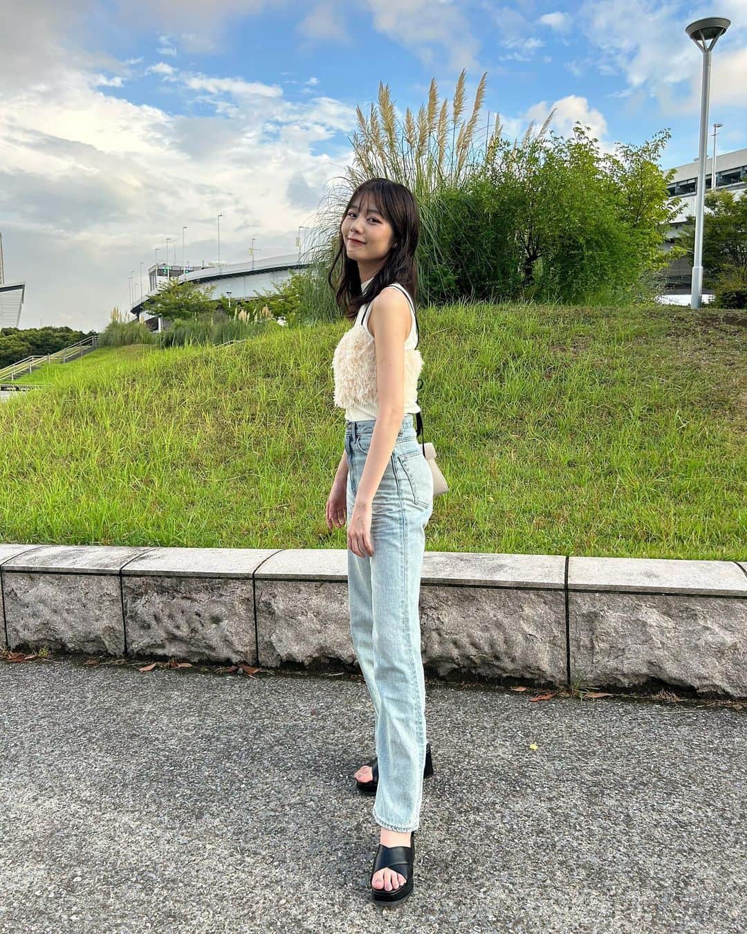 杉浦みずきのインスタグラム：「. 全身 スタイルアップコーデ🤍  トップス　@lily_brown_official   デニム　@sly_official   バッグ　@cafune.official」