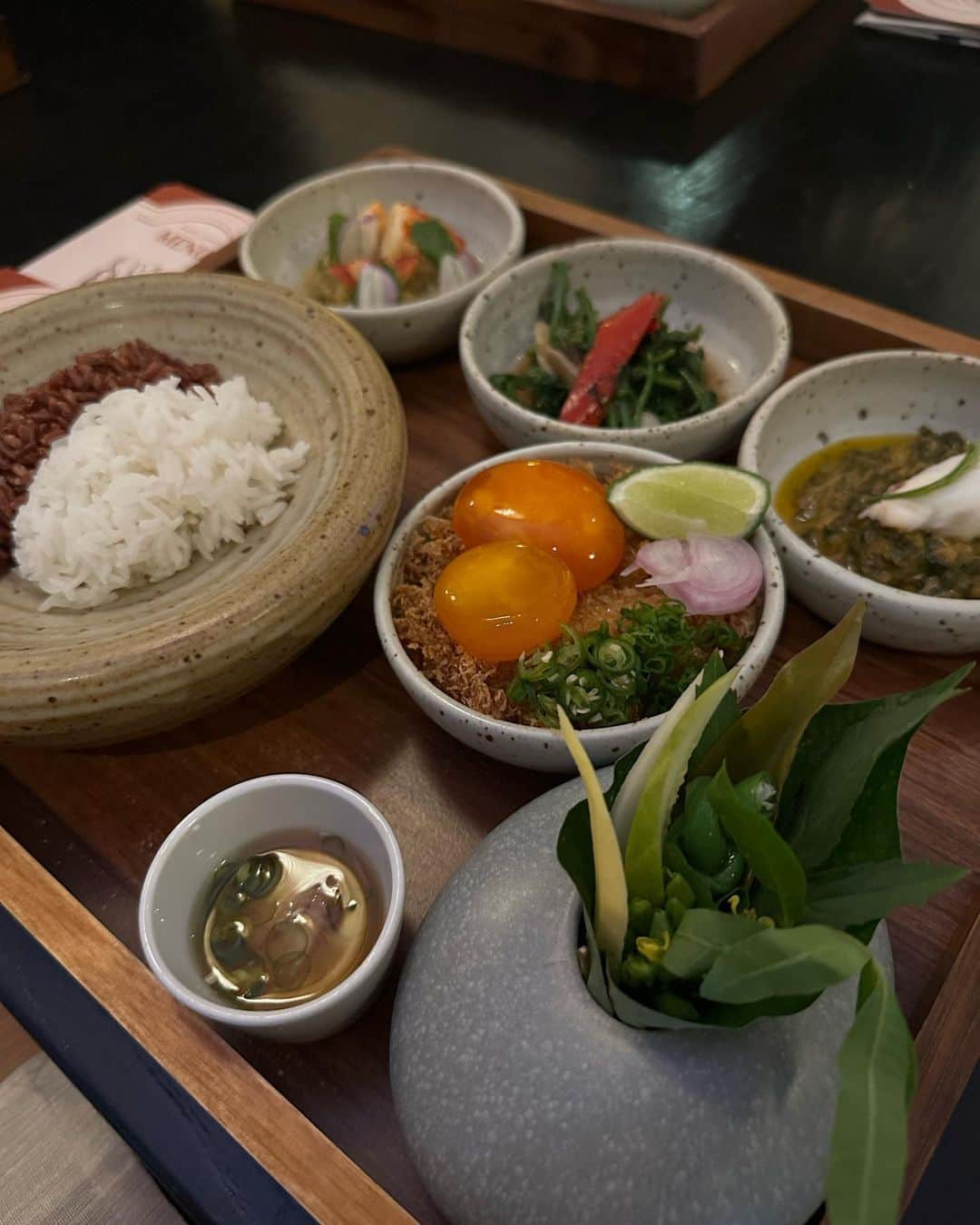 AMI（アミ）さんのインスタグラム写真 - (AMI（アミ）Instagram)「went to eat at Wana Yook 🖤 if you like spicy food you'll like this place 🤤  不思議な料理がたくさんでてくるワーナーユック🥰 スパイシーな料理が好きな人にはおすすめ❤️  #タイ料理 #食べログ #タイ #バンコク #ハーフ #thailand #bkk #wanayook #travelthailand」10月3日 20時53分 - amyypatton