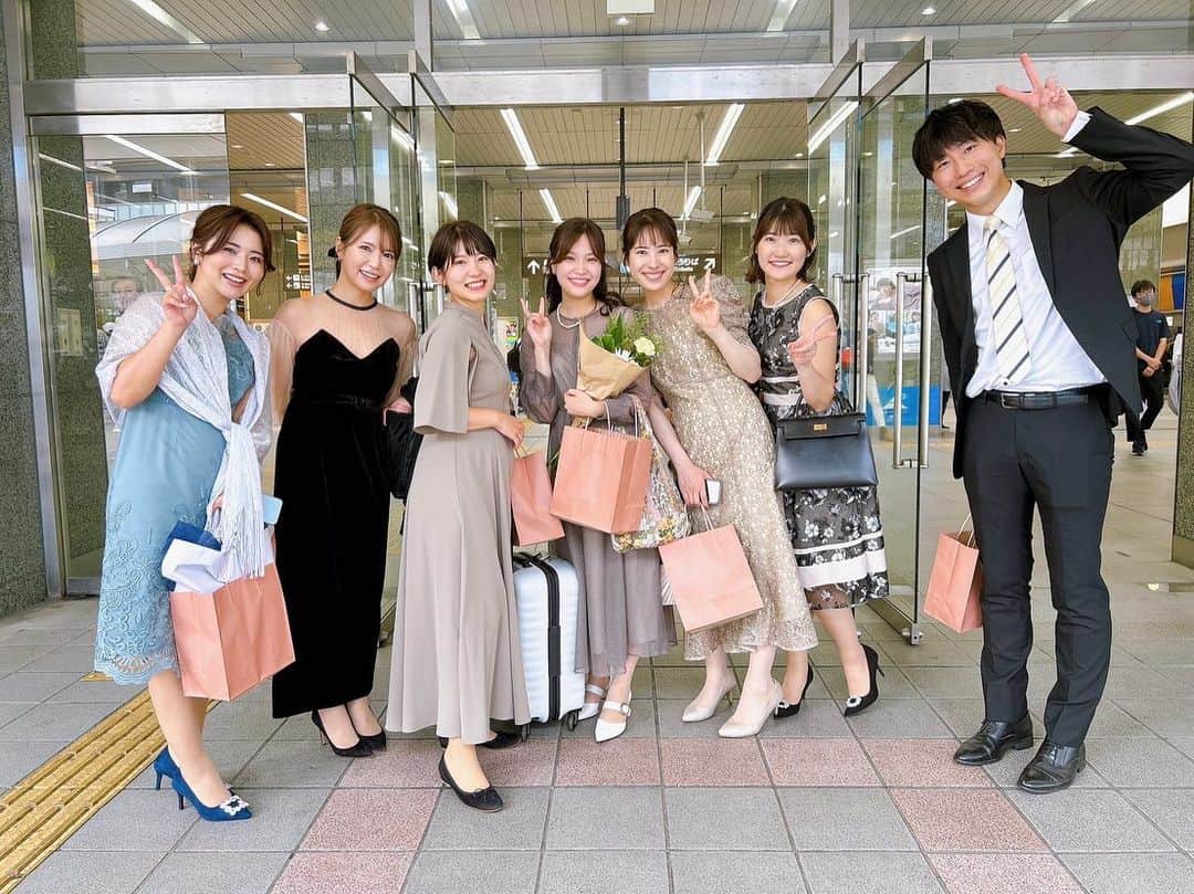 矢端名結のインスタグラム：「やまかなの結婚式で、大好きなSBSアナウンス部メンバーに会えましたー💓 アナウンサー以外にもSBSの大好きな人たちに囲まれて、大好きな仲間をお祝いできる空間は幸せで溢れていました✨  それから新郎側にはキモメンちゃんたちもいてビックリでした🫶  やまかなのドレス姿本当に綺麗だったな〜🥹 意外にもやまかなとは同期入社で、初めて2人で入社前にご飯に行った時はこんな日がくるとは思わなかった…🥲✨  心からおめでとう…💍 そしてこれからも末長く宜しくお願いします😊  #静岡放送 #SBS #アナウンサー #結婚式 #新旧アナウンス部 #静岡 #ウェディング」