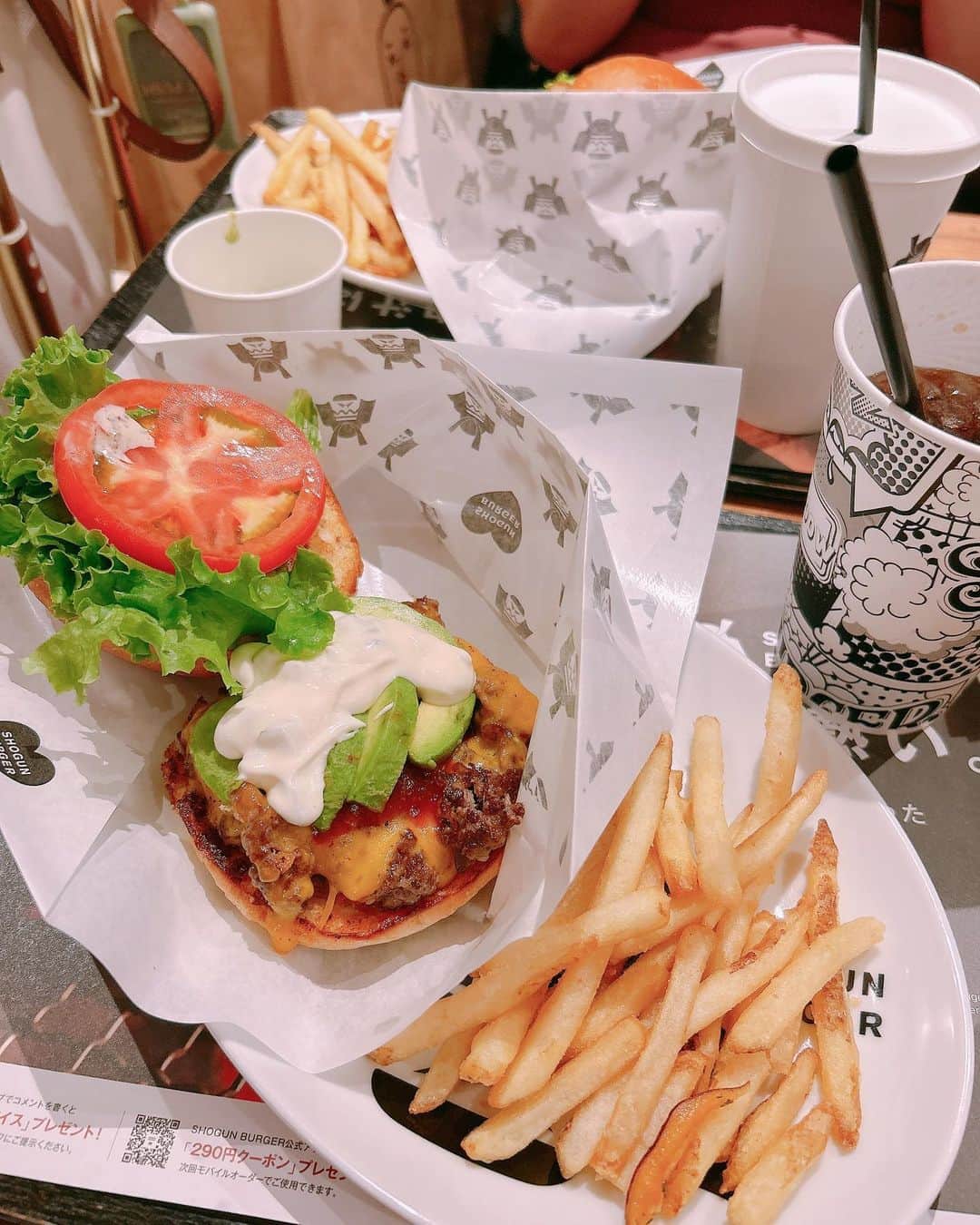 太田理恵のインスタグラム：「新宿の有名なハンバーガー屋さん🍔✨ 美味しかった🥰 なっちゃんはフォアグラバーガー食べてた🤭」