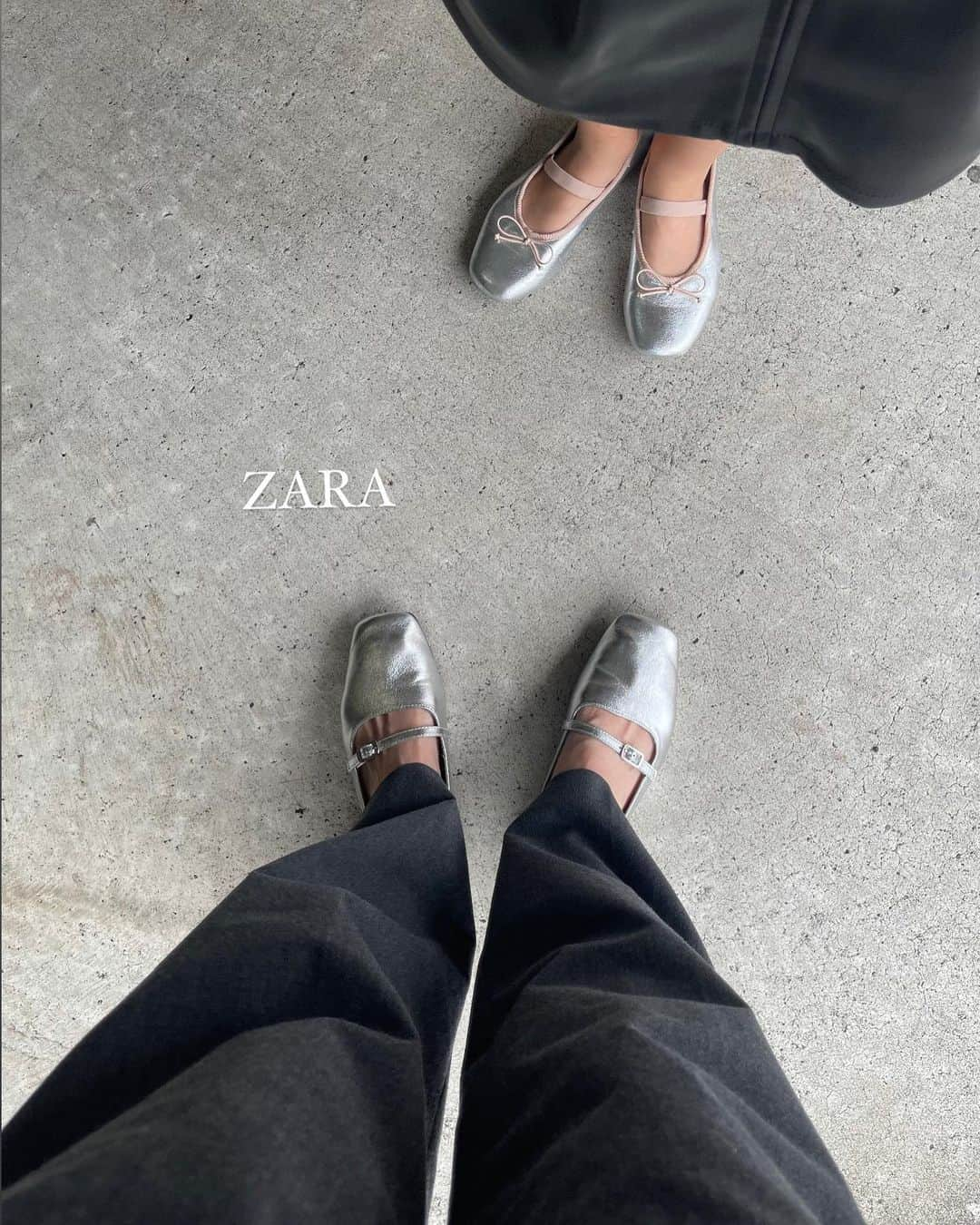 𝗔𝗜のインスタグラム：「. 🥿🩶 . @zara  @zarakids  . 娘とシルバーのフラットシューズお揃い🩶 . 👩🏻 品番 3507/210 👧🏻 品番 2523/130 . わたしのZARAのクロップドT XS シェアできた🤗 . #zara #zaraコーデ #足元コーデ #シルバー #フラットシューズ #2児ママ #小学生ママ #親子コーデ #リンクコーデ #幼稚園 #年長さん #6歳 #レザースカート」