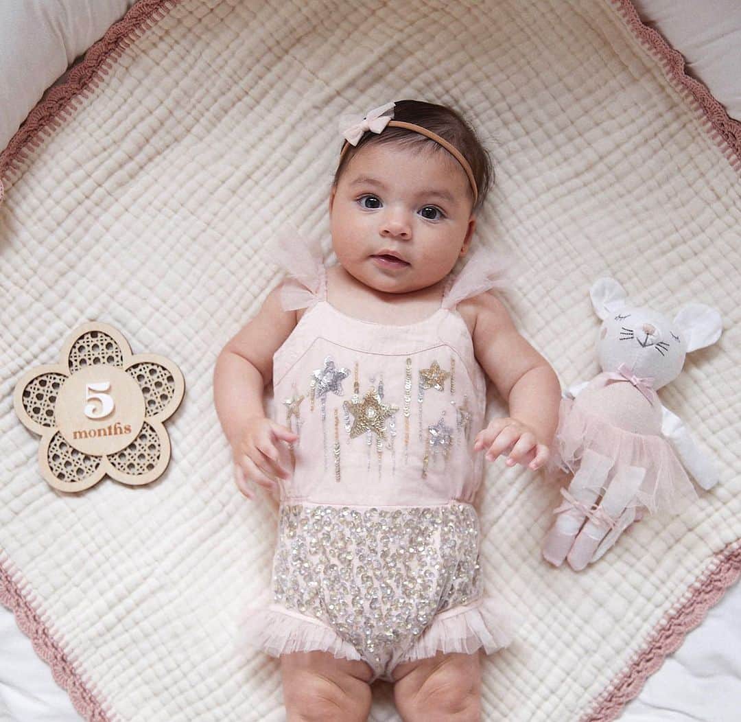 デヴォン・ウィンザーのインスタグラム：「Break from Paris festivities to celebrate my baby! 5 months of loving you 🩷」