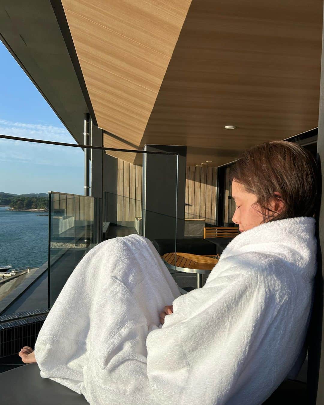 木下桜さんのインスタグラム写真 - (木下桜Instagram)「. Amakusa 🍃 楽しみにしてたお宿に。 (楽しみすぎてしつこいくらい毎日楽しみって言い続けてた、、🙃🫶🏻) @amanojyaku_hotel   お部屋にサウナ水風呂も露天風呂も付いとって、 海眺めながら ゆーーっくり過ごせる幸せ空間、、😮‍💨✨  夕日見ながら外気浴したり 海眺めながら美味しいお酒とご飯楽しんだり 本当に幸せすぎて、、 しあわせ〜が止まらんやった🫠🤍 まだまだ余韻、、  念願の熊本旅行の写真 たくさんあげていこう〜🐎🏔️♡  #天草旅行 #熊本旅行 #天草」10月3日 21時05分 - yo_kinoshita