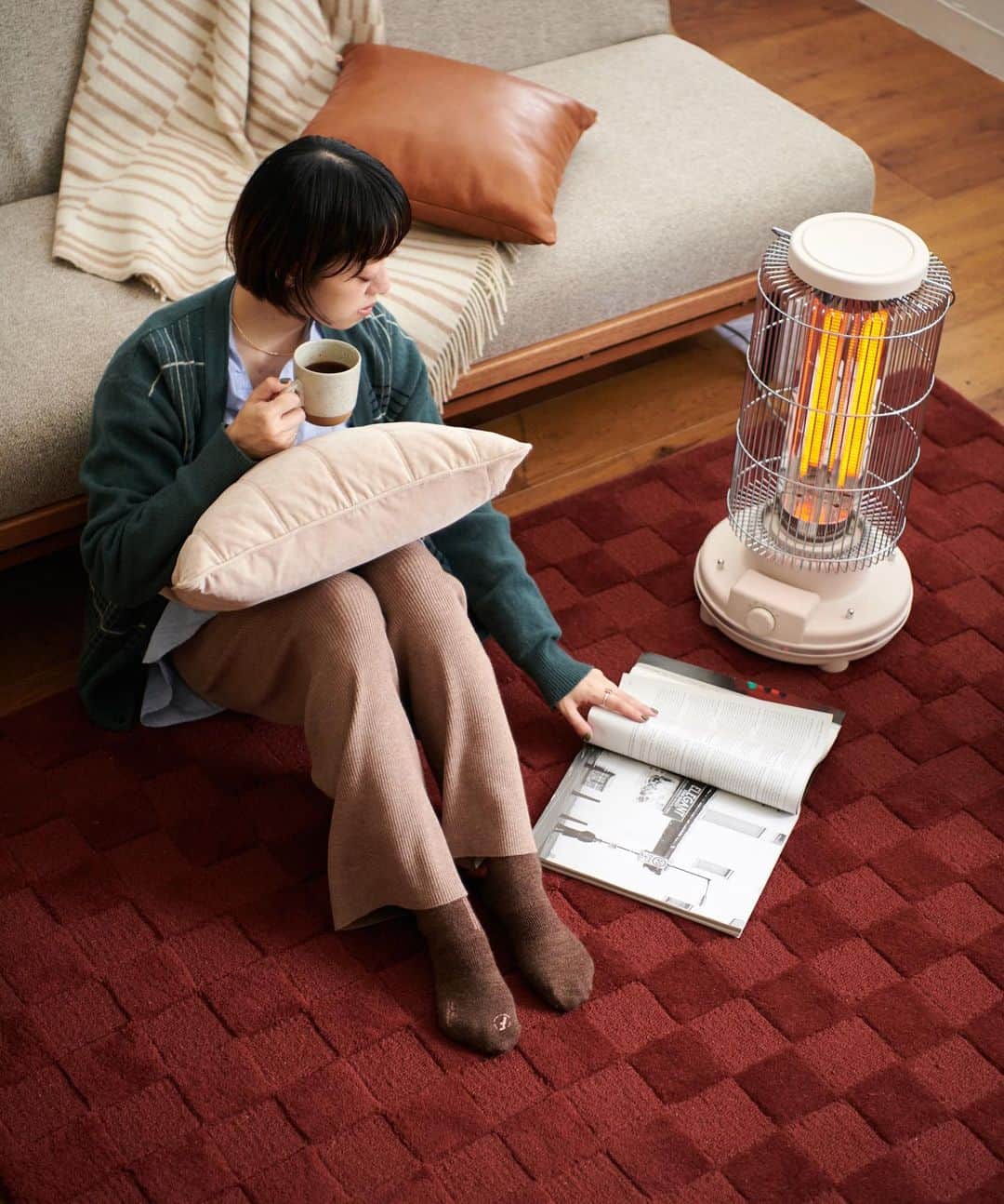 journal standard Furnitureさんのインスタグラム写真 - (journal standard FurnitureInstagram)「ノスタルジックな風合い漂うレトロヒーター。 ⁡ 昔ながらの石油ストーブのような味わい深いデザインで、見た目からもあたたかさを感じます。 ⁡ 速暖性に優れており、電源を入れると約3秒後には熱を放射開始◎ ストレスを感じることなく瞬時に暖まり始めます。 ⁡ あたたかさを「500W」と「1000W」の2段階で切り替えることができます。 「首振モード」では左右に各70°首振りし、広範囲をムラなく温めます。 ⁡ --- ⁡ AND DECO CARBON HEATER ¥16,999 ⁡ --- ⁡ #journalstandardFurniture #interior #homeelectronics #heater #fireplacedecor #fireplacestyling #carbonheater」10月3日 20時58分 - js_furniture