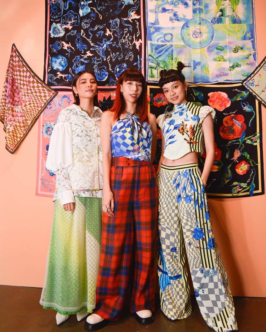 宇珊さんのインスタグラム写真 - (宇珊Instagram)「很開心可以參與 @claudia.wang_official 王子欣倫敦時裝周秀後台北分享會 這兩年陸續跟克勞有合作 喜歡她的浪漫、浮誇、創造、陰暗面 每一件衣服感覺都在述說著一個故事 這次還設計了手遊 直接用第一視角在Claudia的夢境探險✨ 現在在多納藝術華山館有展出子欣的手稿 趕快抓緊時間去支持我們台灣之光❤️ #謝謝邀請 #每一季都不缺席 #13生肖」10月3日 20時59分 - shanliu0608