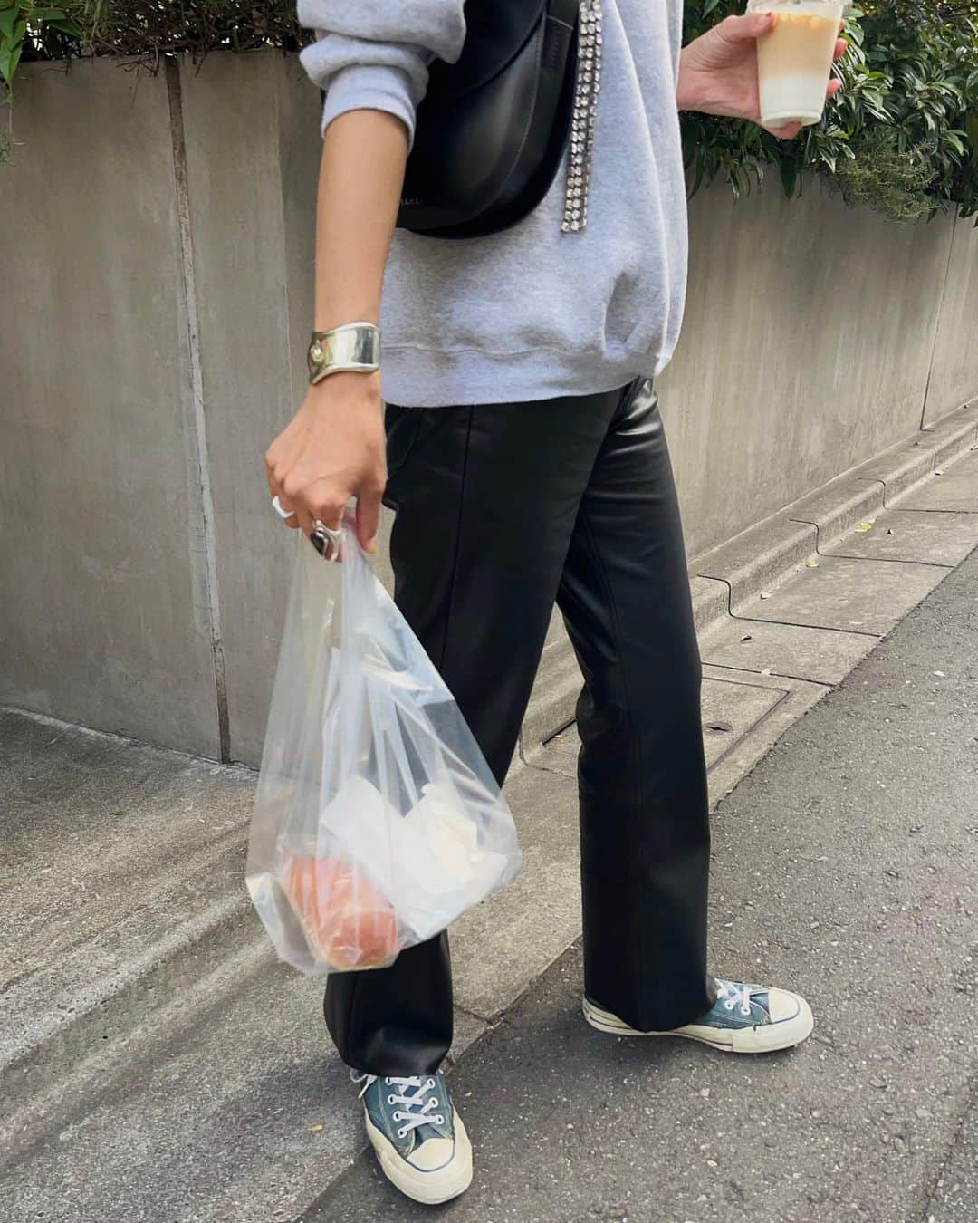 川島幸恵さんのインスタグラム写真 - (川島幸恵Instagram)「🥤🥤🥤 ⁡ 快適な良いお天気〜😊 暑くてなかなか履けてなかったレザーパンツ！ 嬉しいー🙌 ⁡ スウェット➕スニーカーというカジュアルコーデだったので、ビジューネックレスでキラっと✨ ⁡ 今日は永田ちゃんから"パンを食べた🍞"と聞いて、つられてランチはパン屋さんへ🏃‍♀️ ⁡ ⁡ #SHENERY_official #sweatshirt #vintage #pants #SHENERY #necklace #forteforte  #bangls #tiffany #rings #vintage #bag #yahki #sneakers #converse #80s #madeinusa  #fashion #styling #autumn #レザーパンツ #レザーパンツコーデ #スウェットコーデ」10月3日 20時59分 - sachie118