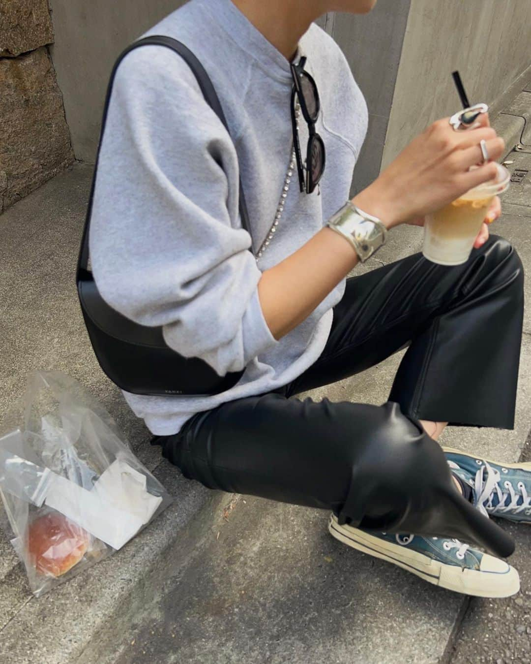 川島幸恵のインスタグラム：「🥤🥤🥤 ⁡ 快適な良いお天気〜😊 暑くてなかなか履けてなかったレザーパンツ！ 嬉しいー🙌 ⁡ スウェット➕スニーカーというカジュアルコーデだったので、ビジューネックレスでキラっと✨ ⁡ 今日は永田ちゃんから"パンを食べた🍞"と聞いて、つられてランチはパン屋さんへ🏃‍♀️ ⁡ ⁡ #SHENERY_official #sweatshirt #vintage #pants #SHENERY #necklace #forteforte  #bangls #tiffany #rings #vintage #bag #yahki #sneakers #converse #80s #madeinusa  #fashion #styling #autumn #レザーパンツ #レザーパンツコーデ #スウェットコーデ」