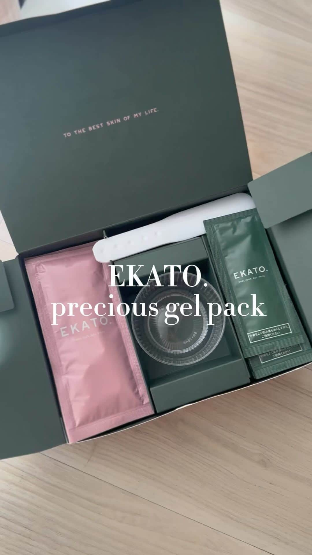 柳いろはのインスタグラム：「・ 自宅で叶えるセルフケアブランド 「 EKATO. 」のprecious gel pack 愛用中の簡単動画をつくってみたよー🎬  作り方は簡単！ 可愛く梱包された 1剤&2剤を順にカップに流し込んで なめらかなジェル状になるまで混ぜるだけ♪  スパチュラで伸ばし広げて 60分くらい放置する 贅沢なスペシャル手作りパック🌿🫧 ひんやーりしてまだまだ暑さ残るから 癒される。。🤍 朝のむくみにも効果ありそう🙌🏻  お肌にしっかり密着😳 使用後1回でもくすみ飛ばしてくれて メイクのりが格段と良くなる👏🏼 ここぞ！というときに入念ケアできる✨  #ekato #ジェルパック #手作りパック  #セルフケア #スキンケアマニア #スキンケア  #30代スキンケア #炭酸ガスパック #炭酸洗顔」