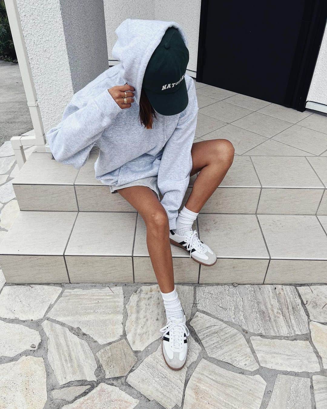 ᴄʜɪɪ➢sʜᴏᴘ@ʀᴇsᴏʀᴛᴄᴏʟʟᴇᴄᴛɪᴏɴ.ᴊᴘのインスタグラム：「... . フーディーに スコートに ソックスに スニーカー👟  はぁ。 こういうのが普通な街で暮らしたい😇笑  すぐ寒くなるからなかなか出来ないスタイル😂  #ファッション#コーデ#ママコーデ#ママファッション#プチプラコーデ#カジュアルコーデ#プチプラ#大人カジュアル#3児ママ#コーデ記録#着回しコーデ#160cm#韓国ファッション#産後#産後ダイエット#ZARA#urbanoutfitters#dholic#adidas#adidassamba#アディダス#アディダスサンバ#ザラ#ザラジョ#ディーホリック#ソックス#ソックスコーデ#フーディー」