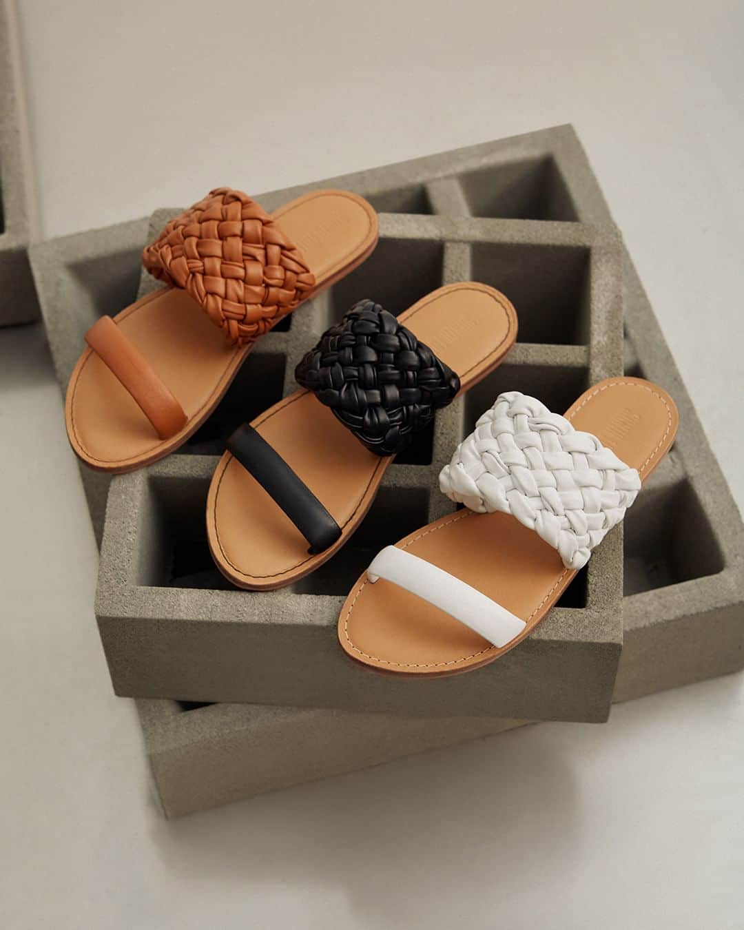 Santa Lollaのインスタグラム：「Para as flat lovers que não abrem mão de construções autênticas, o novo modelo de rasteira com tiras largas tramadas vai ser a cereja do bolo nas produções de verão. Qual cor você vai escolher? [ R$249,90 cada ]  #santalolla #santalollaverao24 #flats」