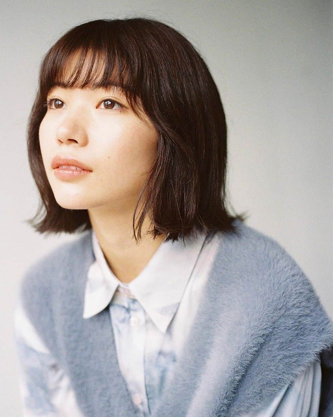 葵うたののインスタグラム：「マネージャーさんフィルムです☺︎  この日は、現在放送中のドラマ「パリピ孔明」について取材をして頂きました！  やっと秋めいてきた今、あの夏の撮影がとても恋しいです。 一夏という役から離れて、鎖骨まで伸びていた髪を切りました。  私自身はちょっぴり寂しいけど、放送であの世界を観れるのが今の毎週水曜日の大切な楽しみです！  しかも配信で1話で登場したキャラクターのオリジナル楽曲が聴けるという...！！ リアルとドラマの世界線が繋がっている！！（大興奮）  明日の22時は「パリピ孔明」第二話放送です！ お楽しみに...！」