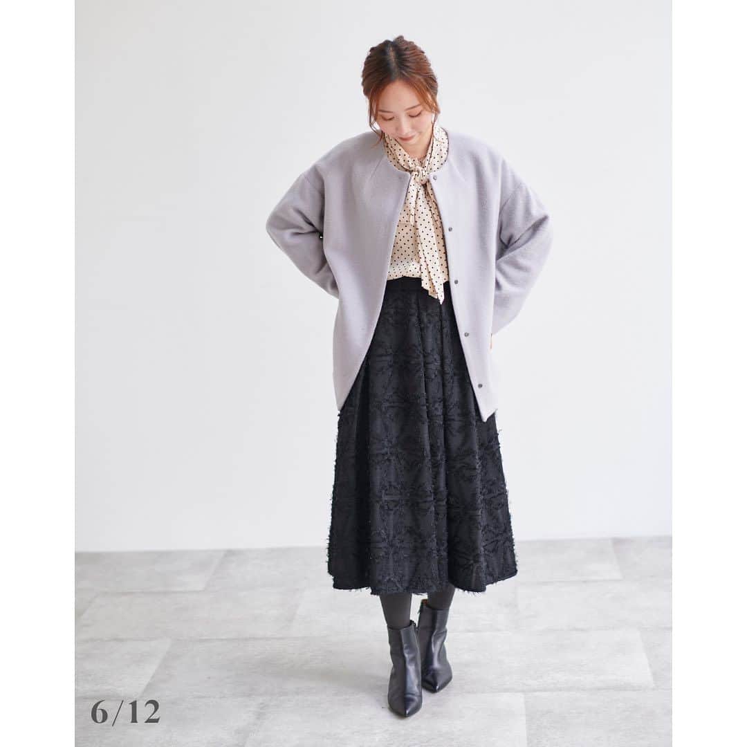 le. coeur blancさんのインスタグラム写真 - (le. coeur blancInstagram)「.  ［ 𝗢𝘂𝘁𝗲𝗿 𝗖𝗼𝗹𝗹𝗲𝗰𝘁𝗶𝗼𝗻 ］ ⁡ 今年登場する冬アウターから 12アイテムをずらりとご紹介します◎ ⁡ 様々な素材感やシルエットからチェックして あなた好みのアウターを見つけてくださいね🧥 ⁡ ⁡ | item | ⁡ ☑︎ 5/12 シャギーチェックチェスターコート ¥42,900 no. 3038075910 shop : 10/25(水)入荷予定 online store : 準備が整い次第販売開始 ⁡ ⁡ ☑︎ 6/12 ウールミディアムコクーンコート ¥28,600 no. 3038075813 shop : 11/6(月)入荷予定 online store : 準備が整い次第販売開始 ⁡ ⁡ ☑︎ 7/12 ファーフードショートダウン ¥26,400 no. 3038075903 shop : 10/23(月)入荷予定 online store : 予約販売中 ⁡ ⁡ ︎☑︎ 8/12 ファーフードロングダウン ¥30,800 no. 3038075904 shop : 10/23(月)入荷予定 online store : 予約販売中 ⁡ ⁡ _____________________ < 𝗶𝗻𝘀𝘁𝗮 𝗹𝗶𝘃𝗲 𝘀𝗰𝗵𝗲𝗱𝘂𝗹𝗲 > 10/6(金)、10/13(金)、10/20(金)、10/24(火) ⁡ ※日時は変更になる場合もございます。 　詳しくは前日のストーリーズでお知らせします。 ⁡ ⁡ ⁡ ⁡ ⁡ ⁡ ⁡ ⁡ ⁡ ⁡ ⁡ ⁡ ⁡ ⁡ ⁡ ⁡ ⁡ ⁡ ⁡ ⁡ ⁡ ⁡ ⁡ #lecoeurblanc #ルクールブラン #le_23aw #autumn #winter #le_web #coat #outer #outercollection #冬アウター #冬コート #アウター #コート #ウールコート #ノーカラーコート #チェックコート #ダウン #ダウンコート #ショートダウン #ロングダウン」10月3日 21時00分 - lecoeurblanc_official