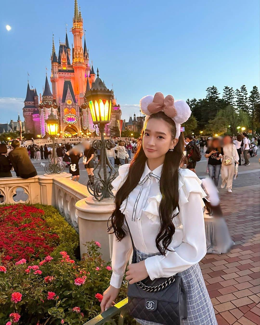 太田麻美のインスタグラム：「2023 SARDメンバーで夢の国へ行ってきました🏰🎀 ハロウィンで可愛かった🎃👻 乗り物も沢山乗れてとても楽しかった❣️ またすぐ行きたいな🫶🏻  #tokyodisneyland #tdl #disney #racequeen #rq #東京ディズニーランド #ディズニー #ディズニーコーデ #ディズニーハロウィン #シンデレラ城」