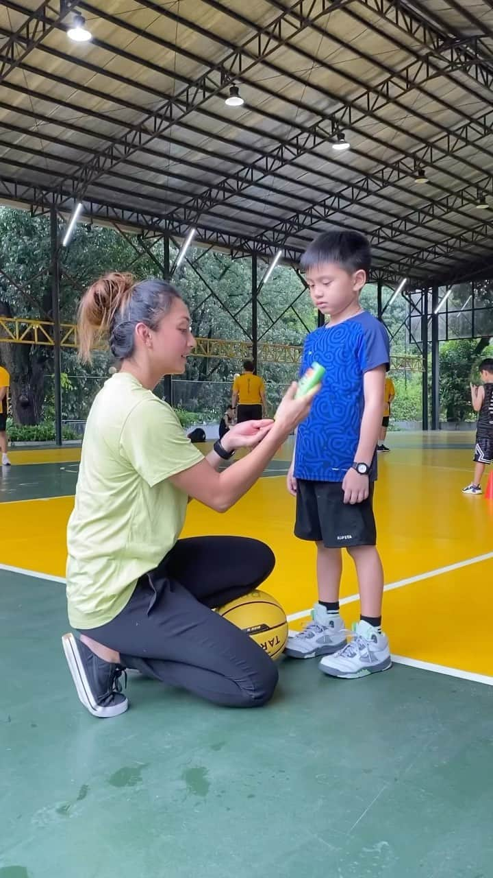 Iya Villaniaのインスタグラム：「Football, basketball, or any other kids’ games out there? Not going anywhere without DirtBugSun 😆 everything we need to let the kids enjoy without us feeling paranoid 😊 It protects my family from mosquitoes and the harmful rays of the sun 🌞 That’s #DualProtection 👍🏼 #DirtBugSun」