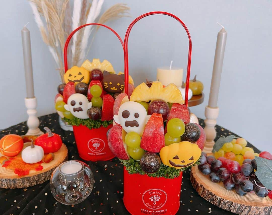 Fruit-bouquets.comさんのインスタグラム写真 - (Fruit-bouquets.comInstagram)「* 10月に入り、過ごしやすい気候に なってきましたね😊🍂 * 今月のプレジールイチオシの商品は お家でのハロウィンパーティーにピッタリなフルーツブーケ🎃✨ 〝HAPPY HALLOWEEN〟です👻🍬 * おばけとジャックオーランタン、黒猫のチョコレートに、コウモリ型のパイナップルを合わせました❣ （Sサイズに関してはランダムに２つを選んでアレンジメントします🍫） * ちなみに😀こちらのコウモリ🦇は、 普通のクッキーの抜き型では繊維の多いパイナップルを綺麗に抜くことが出来ない為、制作スタッフがデザインした特注品を使用しております🍍 * フルーツをただ切ったり、抜いたりするのではなく、いかに食べやすく、そして綺麗に見えるか？を意識して日々制作に励んでおります🫡✨ * #ハロウィン#ハロウィンスイーツ  #フルーツブーケ#フルーツ盛り合わせ #バースデープレート#バースデーケーキ#バースデーサプライズ#バースデーフォト撮影#果物好きな人と繋がりたい  #果物好きと繋がりたい」10月3日 21時05分 - fruitbouquet.japan