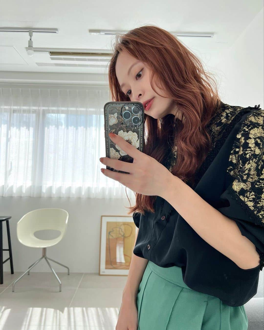 のインスタグラム：「✿✿✿ ⁡ 何年も前にヴィンテージショップで ゲットしたブラウス‪ ·͜·♡‬ ⁡ 久しぶりに着たけど お気に入りだからずーっと 大切に着てる- ̗̀☾ ̖́- ⁡ 黒にゴールドの刺繍 大人っぽいレースが好き♡ ⁡ ⁡ #ヴィンテージ #ブラウス #お気に入り #ファッション #fashion #秋コーデ #大人カジュアル #カジュアル女子」