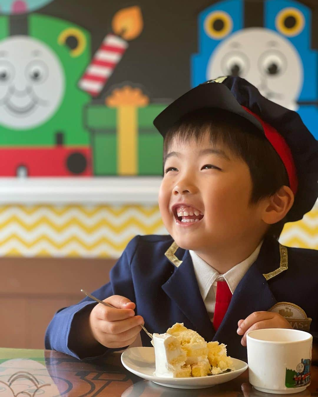 林希乃花のインスタグラム：「息子5歳になりました🎂🎉  最近はなぜなぜ期にどっぷり浸かっている息子🧒🏻 「宇宙てどこまであるの？」 「タイタニック号はなんで引き上げられないの？」 「アメリカてどこにあるの？ロシアてなんで大きいの？」 「なんで今月は30日までなの？」 「なんでパパは力持ちなの？」 それ聞いてどうするん？てことから、私も知らんことまでとにかく質問されます😂 答えてもまたその答えに対して質問されるから正直疲れることもあるんだけど、これも成長のチャンスと捉えて子育て奮闘してます💪  でもよく考えたら、本当に純粋なんですよね🥹 そんな息子がまだまだ可愛くて食べたいくらい尊いのです😚💗💗笑  世界一大好きな息子よ、 貴方のおかげで毎日がカラフルに彩られてるよ💐 いつも幸せにしてくれてありがとう🥰 　 　 　 #5歳男の子 #5歳誕生日 #誕生日おめでとう #年中さん #幼稚園ママ #9月生まれ #トーマス大好き #トーマスランド #トーマスパーティールーム #ハイランドリゾートホテル #トーマスホテル #子連れスポット #子連れお出かけ #アンパンマンミュージアム横浜 #シンカリオン #レゴ #プラレール #男の子ママ #子供のいる暮らし」