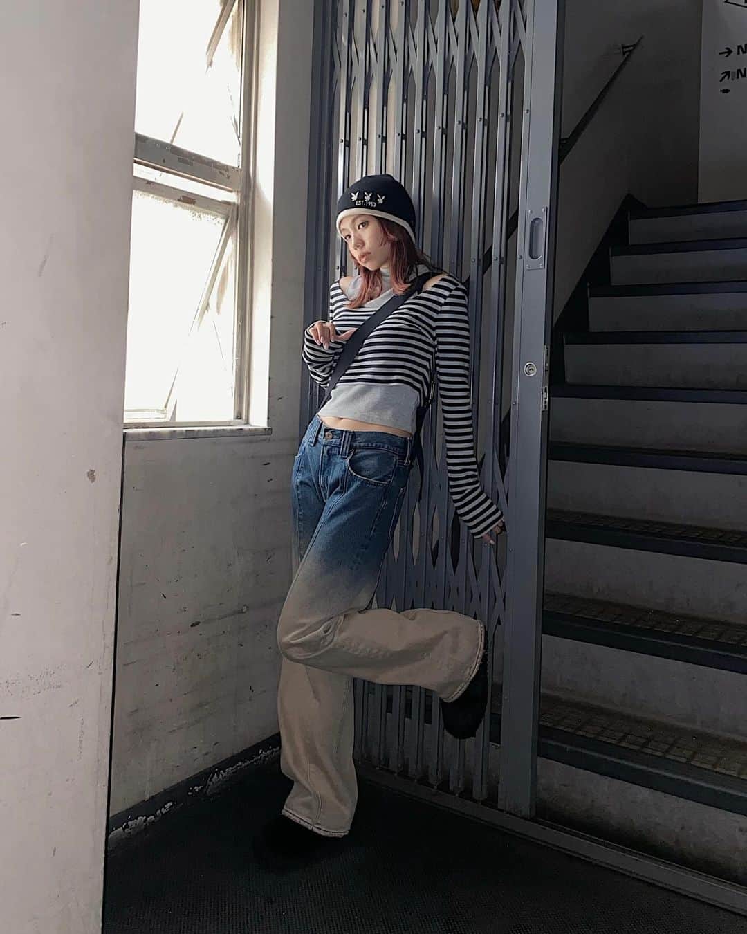 のインスタグラム：「ㅤㅤㅤㅤㅤㅤㅤㅤㅤㅤㅤㅤㅤ denimもtopsもｵｷﾆｲﾘ🩵 bagとbeanieはplayboyコラボ🐇 ㅤㅤㅤㅤㅤㅤㅤㅤㅤㅤㅤㅤㅤ 明日の19:00〜 instliveします🩷 ㅤㅤㅤㅤㅤㅤㅤㅤㅤㅤㅤㅤㅤ #LAGUAGEM #playboy #LAGUA_DENIM」