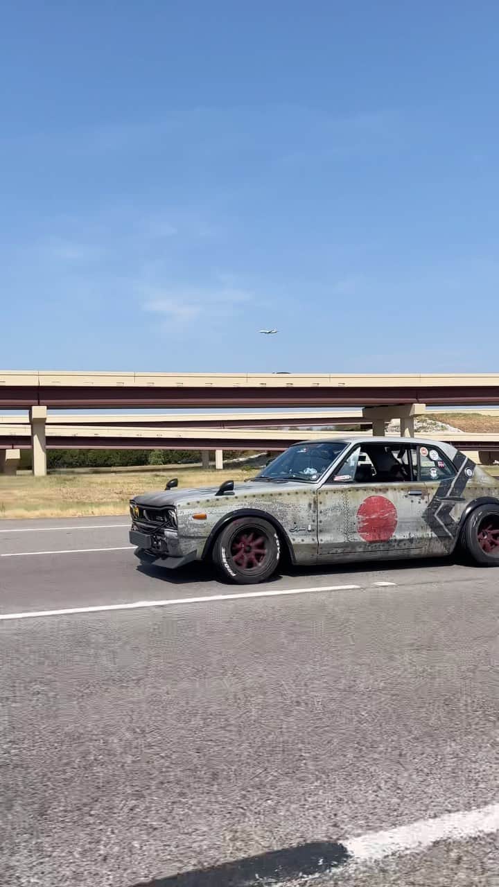 スティーブのインスタグラム：「JDM Hakosuka Skyline + Texas + Country music = 👍 日本🇯🇵のハコスカがアメリカ🇺🇸を走りながら。。なんかカントリーミュージックが合うね　笑」