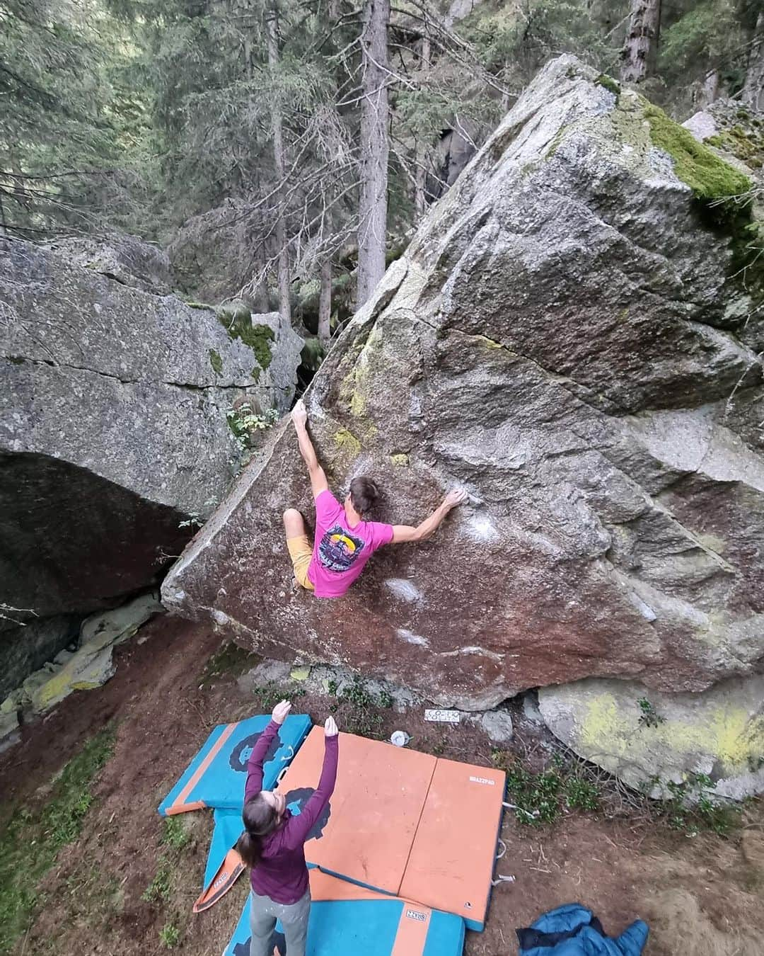 バーバラ・ザンガールさんのインスタグラム写真 - (バーバラ・ザンガールInstagram)「Spent a couple of days at the @valle_orco_climbing_festival. Getting back into bouldering; hanging out with the @vibram crew and last but not least teaching a bigwall workshop together with @jorgverhoeven. #orcovalley #neverdisappoints #liveclimbrepeat」10月3日 21時11分 - babsizangerl