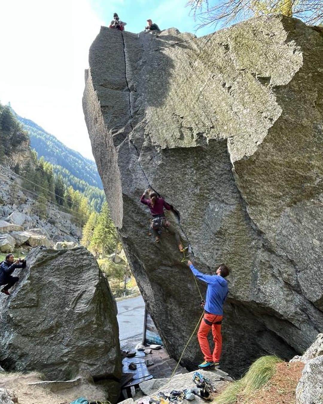 バーバラ・ザンガールさんのインスタグラム写真 - (バーバラ・ザンガールInstagram)「Spent a couple of days at the @valle_orco_climbing_festival. Getting back into bouldering; hanging out with the @vibram crew and last but not least teaching a bigwall workshop together with @jorgverhoeven. #orcovalley #neverdisappoints #liveclimbrepeat」10月3日 21時11分 - babsizangerl