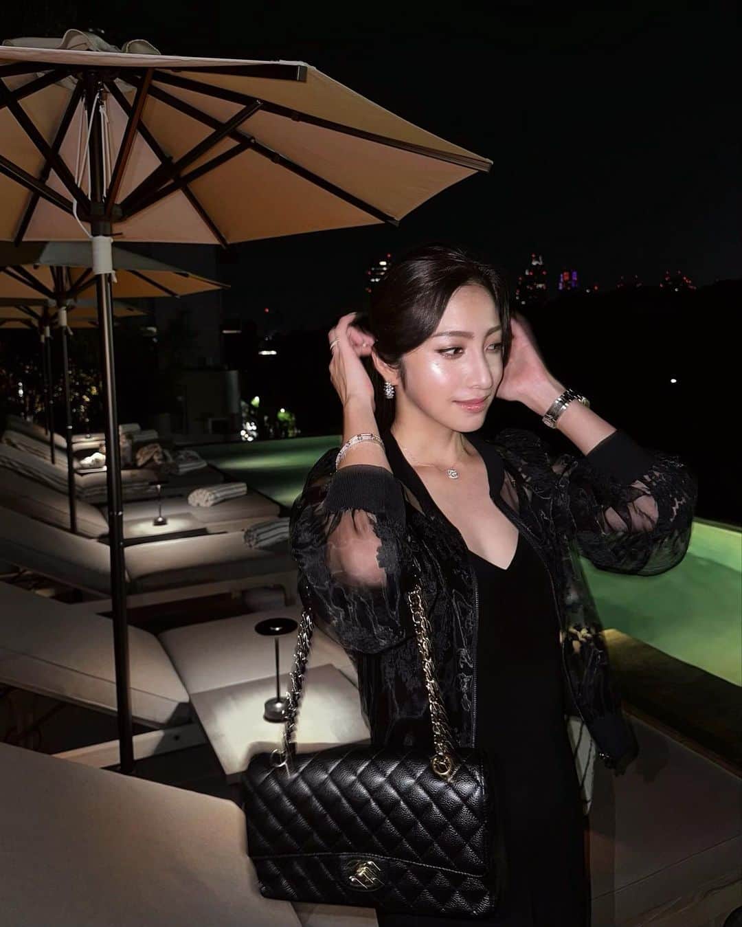 のインスタグラム：「@trunkhotel_yoyogipark 🌃 代々木公園の横に新しくオープンしたtrunk hotel🤍  Rooftop Loungeからの ナイトプールも雰囲気凄く良かった🦞🦪❤️‍🔥 ジャグジーもあり♨︎ 大都会にいるのに自然が目の前に 広がってるので心が癒される〜〜🌿  L'OMBELICO🇮🇹 1階のイタリアンは常に満席なほど！ 夜も賑わってました🍽🍝  釜焼きピザ美味しかったな〜🍕 ランチでもまた行きたい🤤  #trunkhotelyoyogipark」