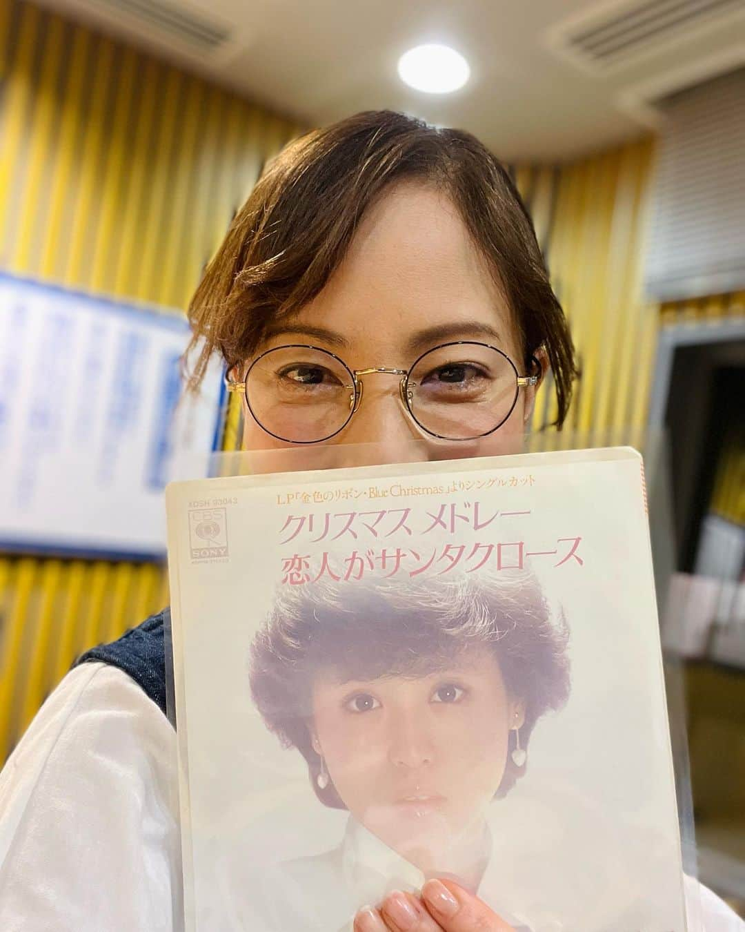 鈴木杏樹さんのインスタグラム写真 - (鈴木杏樹Instagram)「オールナイトニッポンMUSIC10✨✨ 火曜日😍　生放送でお送りします❣️  見てくださいっっっ😋💚 なんとも美しい色のレコード✨✨  Night TempoさんのNew Album 『Neo Standard』✨✨  そして、 なんと❣️カセットテープも💕 こちらも綺麗な緑色っっ💚✨  ワクワクしますね💚🩵🥰  そして プレゼント🎁していただいた 松田聖子さんのEP盤🙌❣️ と ベルギー🇧🇪みやげのチョコレート🍫✨ ありがとうございますっっっ💝  今夜のメールテーマは・・ 今年も残すところ3ヶ月✨ 『そろそろやらなきゃな〜』な事柄を 教えてくださいね‼️  いやぁ！今年の目標たてたけど まだ手つかずなのぉー💦とか  エアコンの掃除！やらなきゃ〜💦とかとかとか 😆〜〜〜  わたしはね、アレをやらなきゃ〜！なの💦 番組でお話しますね❣️  メールアドレスは 10@1242.comです❣️ たくさんのメールお待ちしておりますっ❤️  #鈴木杏樹#AnjuSuzuki  #ニッポン放送 #火曜日 #生放送 #radiko #タイムフリー #やらなきゃいけないこと ！ #ニューアルバム #nighttempo  #neostandard  #レコード盤  #カセットテープ #ベルギーチョコレート #松田聖子 さん」10月3日 21時21分 - anju.suzuki_official