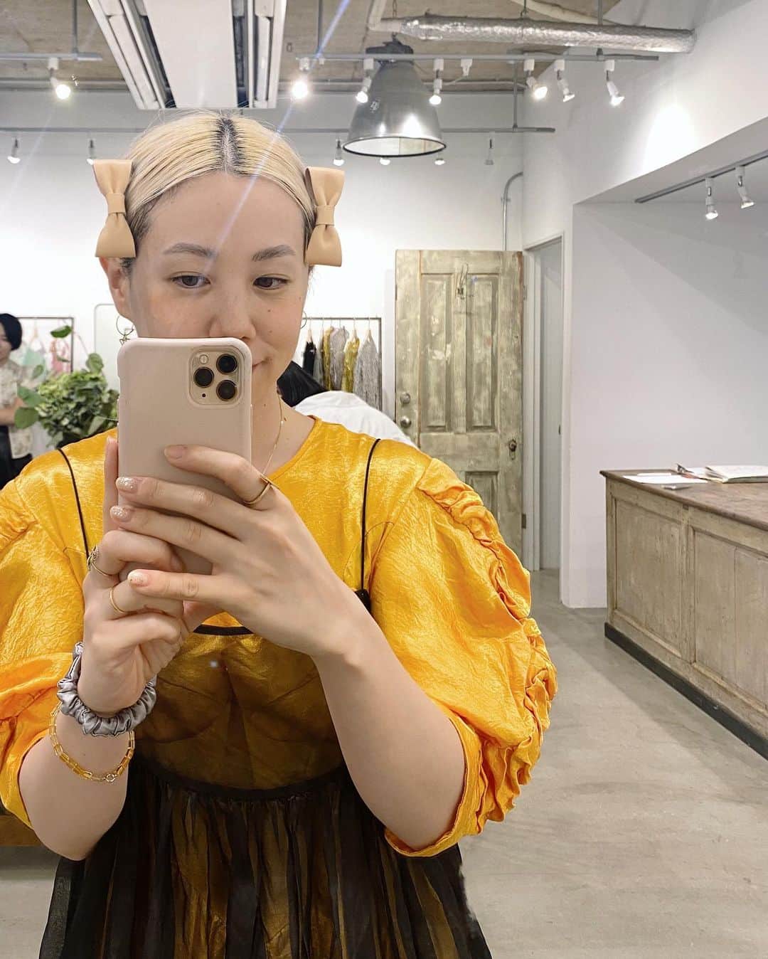 佐々木茜のインスタグラム：「. . リボン永遠に好きです 🎀🎀🎀 選べないから2色オーダーにする、 (10/5までWEBで受注会してる)  かばんは黒かな⚫️⚫️⚫️ 服はカラフルにする🟡🟢🔴 そして傘のかわいさよ〜🐕⛱️🤍 . .」