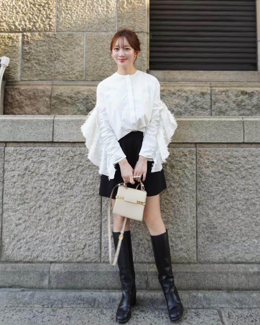 のインスタグラム：「bouquet blouse 💐 ⠀ 沢山お問い合わせをいただいているこちらのブーケブラウスは、 阪急梅田先行発売item🤍 袖部分が希少価値の高いツッキリジャガード素材を使用していてHYEONらしい1枚に🫶🏻 リボンでくしゅ具合も調節可能◎ 前たては比翼仕様なので甘く無く綺麗めにお召しいただけます☺️ ⠀ ケープやジレ合わせにもぴったりなブラウスが欲しくて、この袖コンシャスなデザインをお作りしました🪡 ⠀ まおまお @m0413___ が着てくれているblackも素敵❤︎(8〜10枚目) スワンスカートwhiteも伊勢丹・阪急限定カラーなので要checkです✔︎ @_hyeon_jp  ⠀ 今週10/6(fri)21:00- おうちライブ🎙️ POPUP前で全てのサンプが無いので少しだけになりますが、久しぶりにする予定です♡  ____________________ ⠀ Hankyu Umeda POPUP STORE 4F イット コンテンポラリー 10/11(wed) - 10/17(tue) 10:00 ～ 20:00 ※イベント最終日は18時(午後6時）終了となります。」