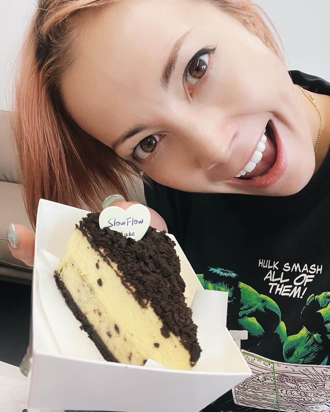 土屋アンナのインスタグラム：「リハーサル中❤️‍🔥❤️‍🔥❤️‍🔥 いよいよ明日本番🔥🔥🔥  おいしそなケーキの差し入れにがっつくあまりスプーンを破壊した土屋🥺  #土屋アンナ #你好」