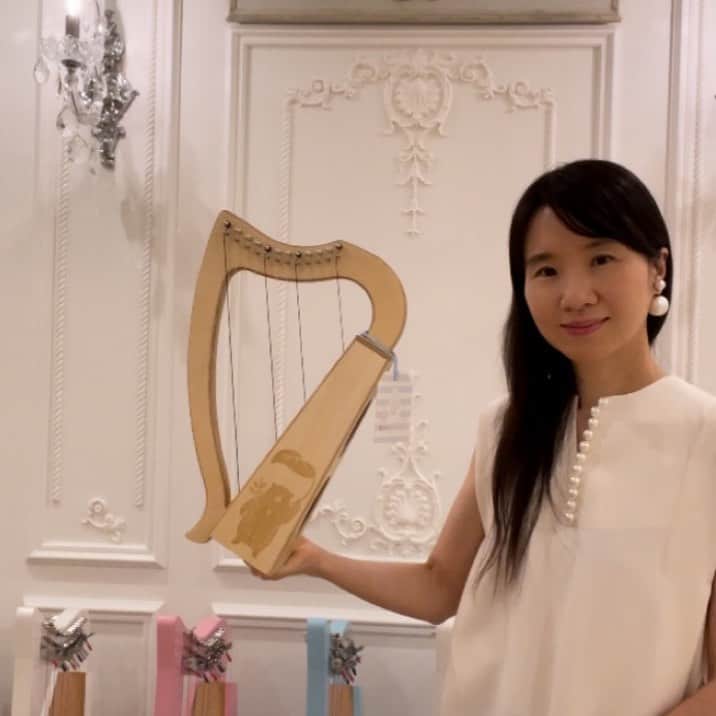 松岡みやびのインスタグラム：「#香港  @bearyharpy  Thank you for coming from HONG KONG🧡 Florece is a beautiful harpist,designer,and harp maker.  香港のプロハープ奏者 Floreceが日本まで来てくれました✨  コロナ禍になる五年前も 香港から私の教室に飛行機で✈️ レッスンを受けに来てくれていたんです✨  彼女はデザイナーでもあり、自分でプロデュースした12弦ベアリーハープ を800台売り上げた素晴らしい実業家でもあります👏  今日は、お土産に片手で持てる！！超軽量ハープをプレゼントしてくれました💚  演奏用じゃなくディスプレイ用みたいだけど、 お遊びでデュエットしてみたよ♫  彼女が弾いてくれたのは、私がデザイン協力して 銀座十字屋様で販売しているクリスハープ15弦です🐻🌈」