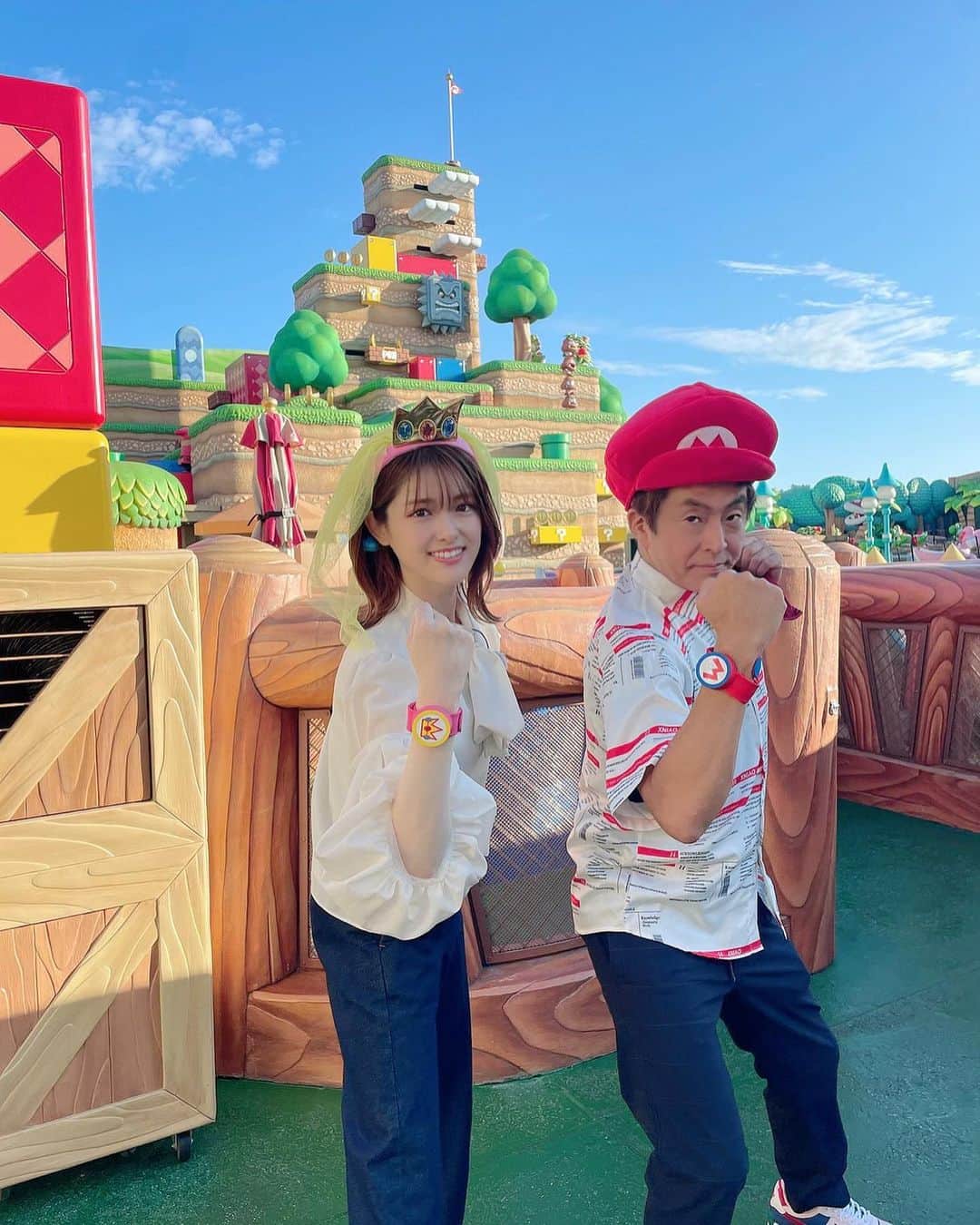 松村沙友理のインスタグラム：「🍎  2日放送の#ネプリーグ USJから出題しておりました🫡  大好きなユニバ ほりけんさんと めっちゃ楽しいロケでした🫶🏻  ほりけんさんは 優しくもあり笑いにちゃんと厳しくてお師匠さんでした🥹🫶🏻  六枚目は お師匠にお笑いについて指導して頂いているところかなぁ。🫠 頑張るぞー！えいえいおー！  #USJ #ユニバ」