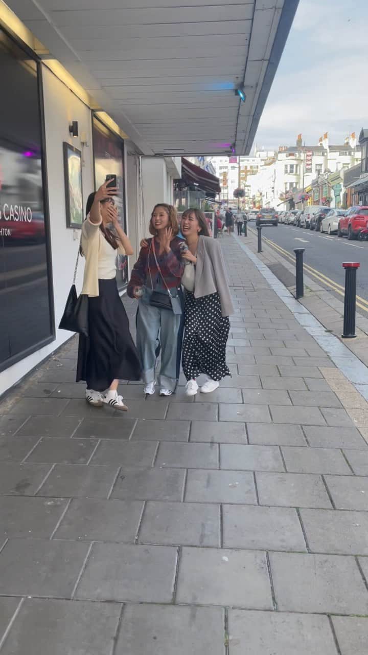 のインスタグラム：「ご好評いただいている旅行vlog✌︎  🇬🇧day3 この日はBrightonでぺーと久しぶりの再会🙌 ご飯食べて、海見て、ご飯食べて、歩いて まさかイギリスで再会するとは思わなかったです🤣 旅の中で1番楽しかった日💟」