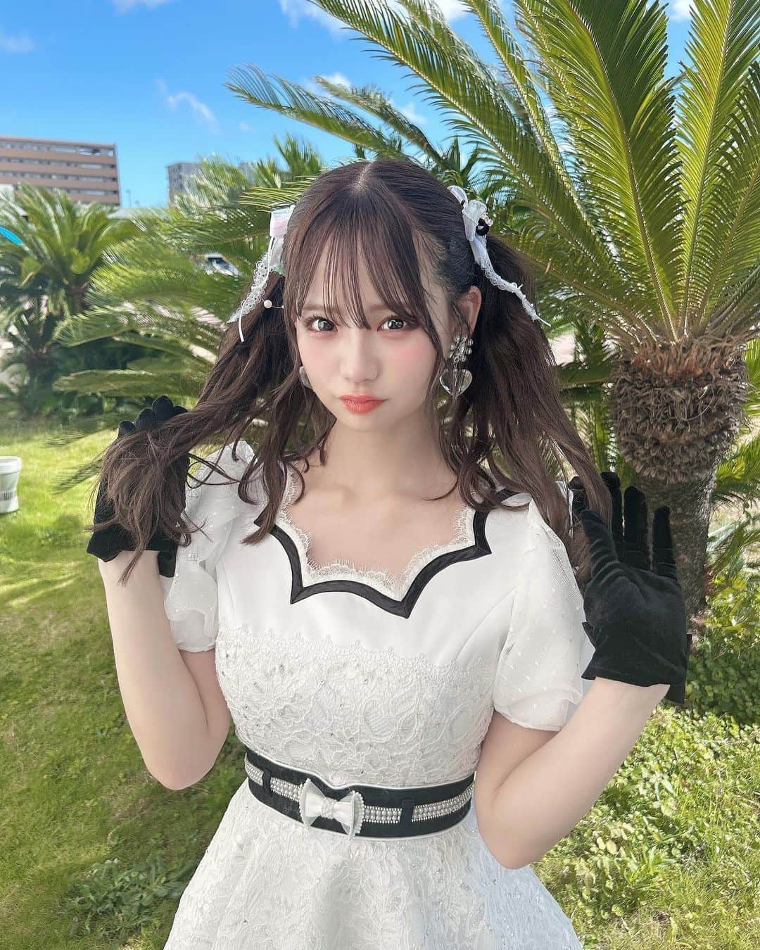 和田海佑のインスタグラム：「⚓️ 新曲 渚サイコー！ フラゲ日 ♡💿  ついに 明日発売 です ！ わくわく ᐢ ᴗ . ᴗ ᐢ 🪽🧊 #渋谷凪咲 さん 卒業シングル です 。 みなさん 、 たくさん 聴いて ｍｖ も たくさん 見てください ♡  衣装は 唯一 ツインテール用の 髪飾り だったり 、 ハート の イヤリング だったり 私の性格にぴったりの 愛嬌満載 となっております ᜊ • ̫ • ᜊ かわちい 〜〜  #NMB48 #アイドル #ツインテール  #アイドル衣装 #좋아요 #셀카 #팔로우 #데일리룩 #메이크업 #옷」
