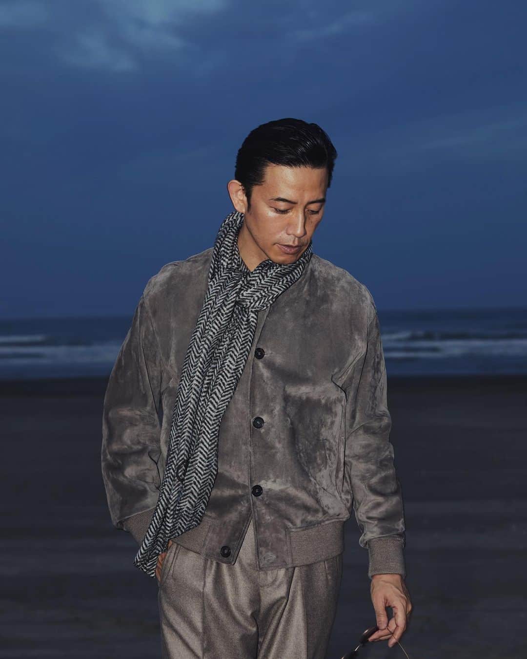 長山一樹さんのインスタグラム写真 - (長山一樹Instagram)「毎号撮影させていただいてる雑誌OCEANSのブランド連載ページ。「モードなムード」。最新号は僕も大好きなGIORGIO ARMANI。  スタッフは皆僕よりも年上のバイタリティ高いおじさんズ。マジックアワーから真っ暗闇の砂浜でびしょ濡れになりながら子供のように撮影。  帰りの道中、人通りの少ない国道沿いにある味の濃い家系ラーメン屋で腹を満たす。メンズ撮影ならでは。  @oceans_magazine  @giorgioarmani  Model @sakurai_takashi  Director @baronkamiyama  Stylist @murachu69  Hair @tetsuyayamakata  Photographer @kazuki_nagayama   #oceans  #giorgioarmani  #photography #portrait #写真  #ポートレート  #長山一樹  #kazukinagayama」10月3日 21時19分 - kazuki_nagayama