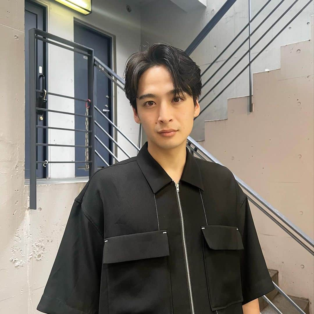 山下航平のインスタグラム：「前髪上げスタイルでセットしてもらった✌️ 普段はあんまりやらないから、個人的には新鮮な気持ち」