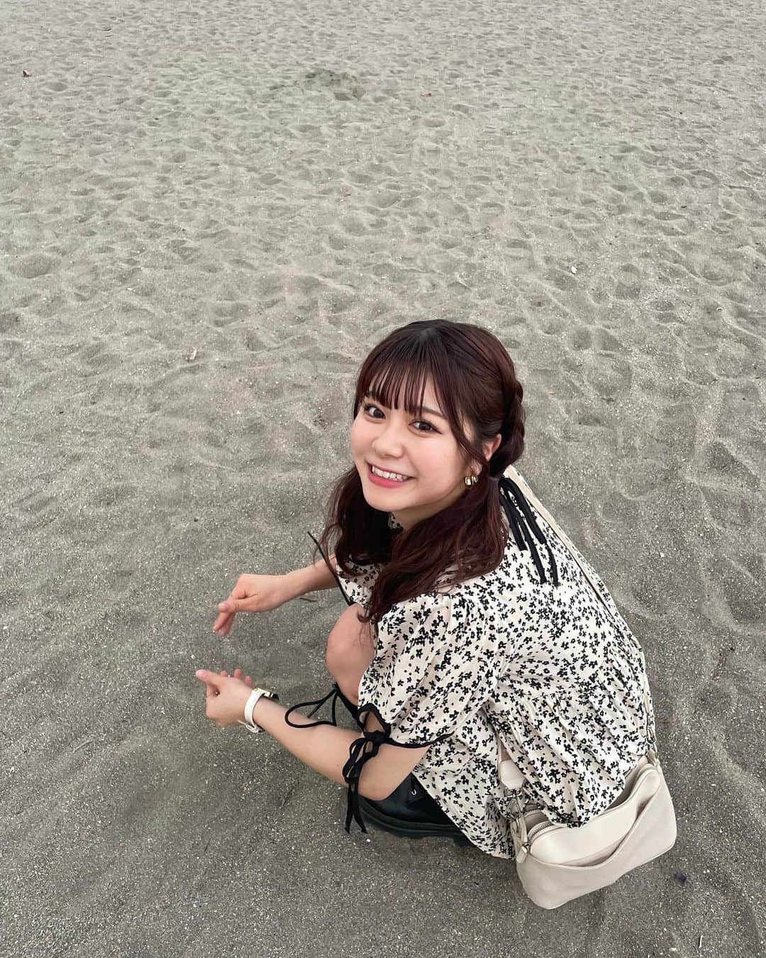 熊谷真里（まりくま）さんのインスタグラム写真 - (熊谷真里（まりくま）Instagram)「⁡ ⁡ 少しだけ由比ヶ浜へ行ってきた日 🐬 ⁡ 海辺デート、一緒にどう？？ ⁡ ⁡ ⁡ ⁡ ⁡ ⁡ ⁡ ⁡ ⁡ ⁡ ⁡ ⁡ いつもいいね＆コメントありがとうございます🧸🎀 ⁡ ⁡ ⁡ ⁡ ⁡ #まりくま #Popteen #POP #由比ヶ浜 #由比ヶ浜海岸 #鎌倉 #鎌倉観光 #江ノ島 #江ノ島観光 #ワンピースコーデ #ガーリーコーデ #ガーリー #ツインテール #ガーリーヘア #instagood」10月3日 21時20分 - maritsupe0208