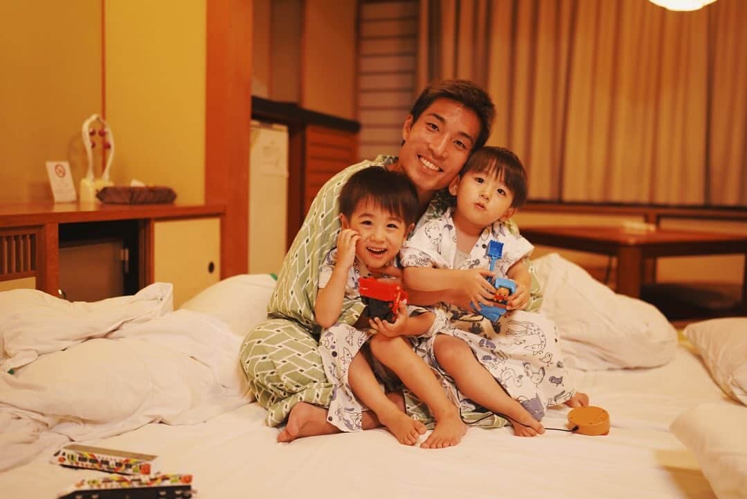山中亮輔のインスタグラム：「Relax time☺️♨️  @rikureogram  #浴衣 #リラックス」