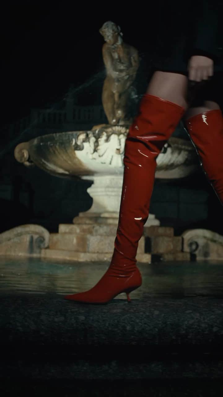 Sergio Rossiのインスタグラム：「Boots season is back: make your mark in our #srMaike over-the-knee boots! Soon on sergiorossi.com #SergioRossi」