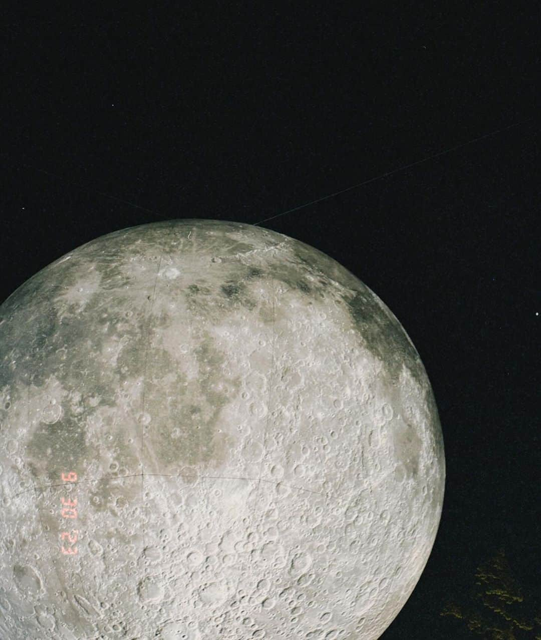 浅見姫香のインスタグラム：「Natsume Soseki translated "I love you" into Japanese as "The moon is beautiful isn’t it?." I once heard a line somewhere that said, “I'll see you when we see the full moon a few more times.” People in the past used to look at the moon and think about it, but even today, the moon still makes many people pause. Recently, when I look at the moon on nights when it's getting cooler, I feel like the moon is asking me a question that I had almost forgotten because of my daily exposure to technology: that humans live within the natural world. What do you think about when you look at the moon.  夏目漱石が訳した「月が綺麗ですね」。 遠く離れている相手に「あと数回、満月を見たら会えるよ」と言う台詞を何処かで聞いたことがある。 昔の人々が月を見て、想いを馳せていたけれど、現代でも多くの人を立ち止まらせる月。最近、涼しくなってきた夜に月を眺めていると、日々テクノロジーに触れて忘れかけていた、人間は自然界の中に生きていると言うことを、月が問いかけている気もしてくる。それぞれ皆んなは、月を見て何を想い馳せているのだろうか。」