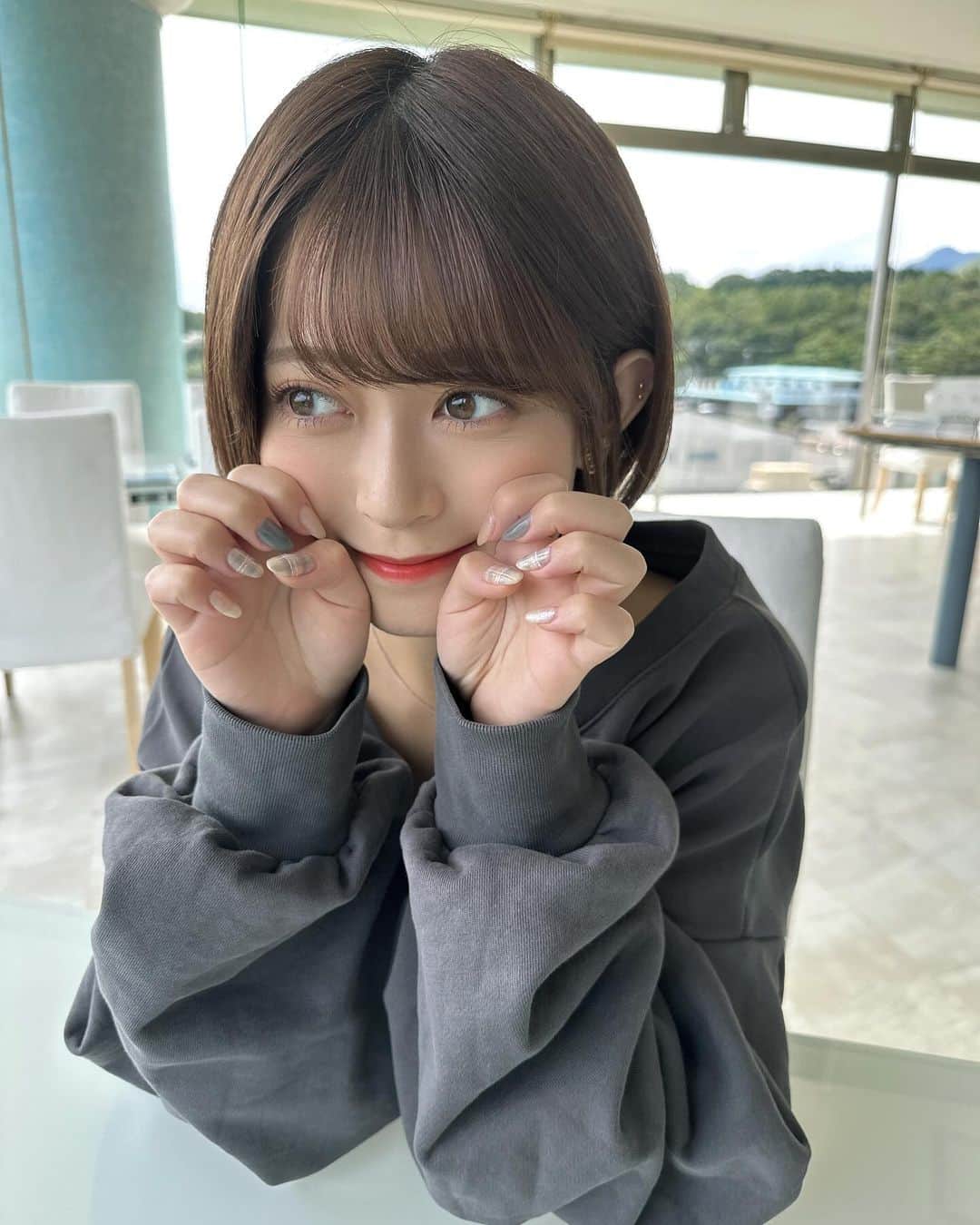 岩花詩乃のインスタグラム：「セルフネイル変えました💅  ブルー可愛い‪︎‬ ‪︎☺︎💙  #💅#ネイル#セルフネイル#ネイルデザイン#ジェルネイル#秋ネイル#秋ネイルデザイン#ネイルアート」