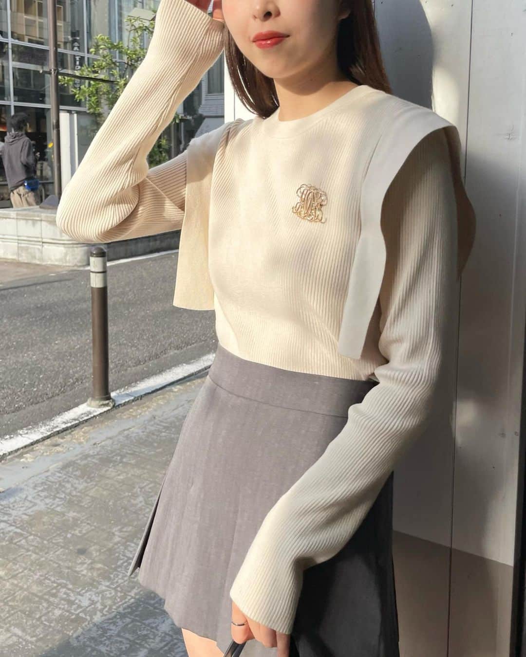 WHO’S WHO Chicoのインスタグラム：「. 【PRE  ORDER】 ブローチ付ビッグショルダークルーネックニット price : ¥6,600(tax in) color :アイボリー、ブルー、グレー、ブラック  10/13(金)頃店舗入荷予定、(遠方店舗は10/14(土)予定です) .  　 #Chico #SalonbyChico  #ニット #ブローチ #2023aw #23aw . ※商品ページでは、遅延などの影響も考え納期を少し先に設定させていただいております。 予約商品は商品ページにて記載している納期より早いお届けになる場合がございますので予めご了承ください」