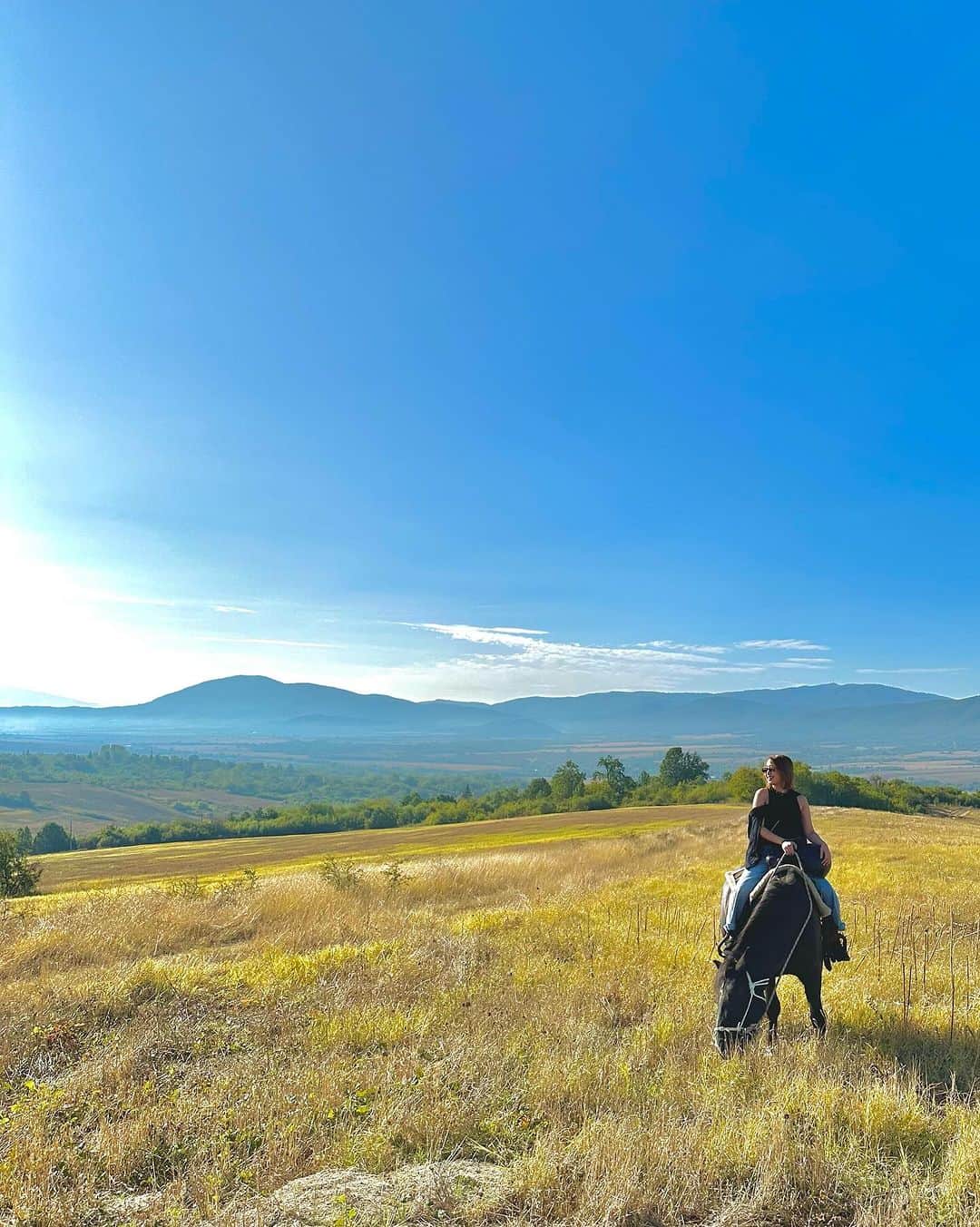 レスレイ・チアンさんのインスタグラム写真 - (レスレイ・チアンInstagram)「🇧🇬🐎 Horseback riding in the mountains of Bulgaria. To canter and gallop in the wild ~ Oh, what a wonderful world!」10月3日 21時28分 - lesleychianglove