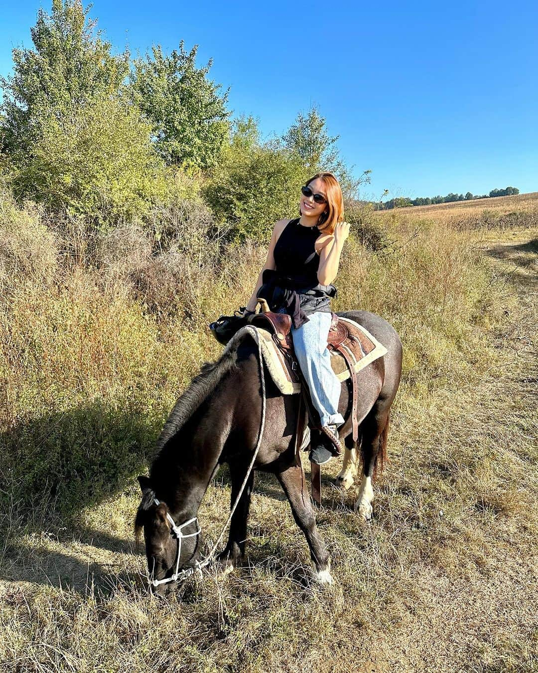 レスレイ・チアンのインスタグラム：「🇧🇬🐎 Horseback riding in the mountains of Bulgaria. To canter and gallop in the wild ~ Oh, what a wonderful world!」