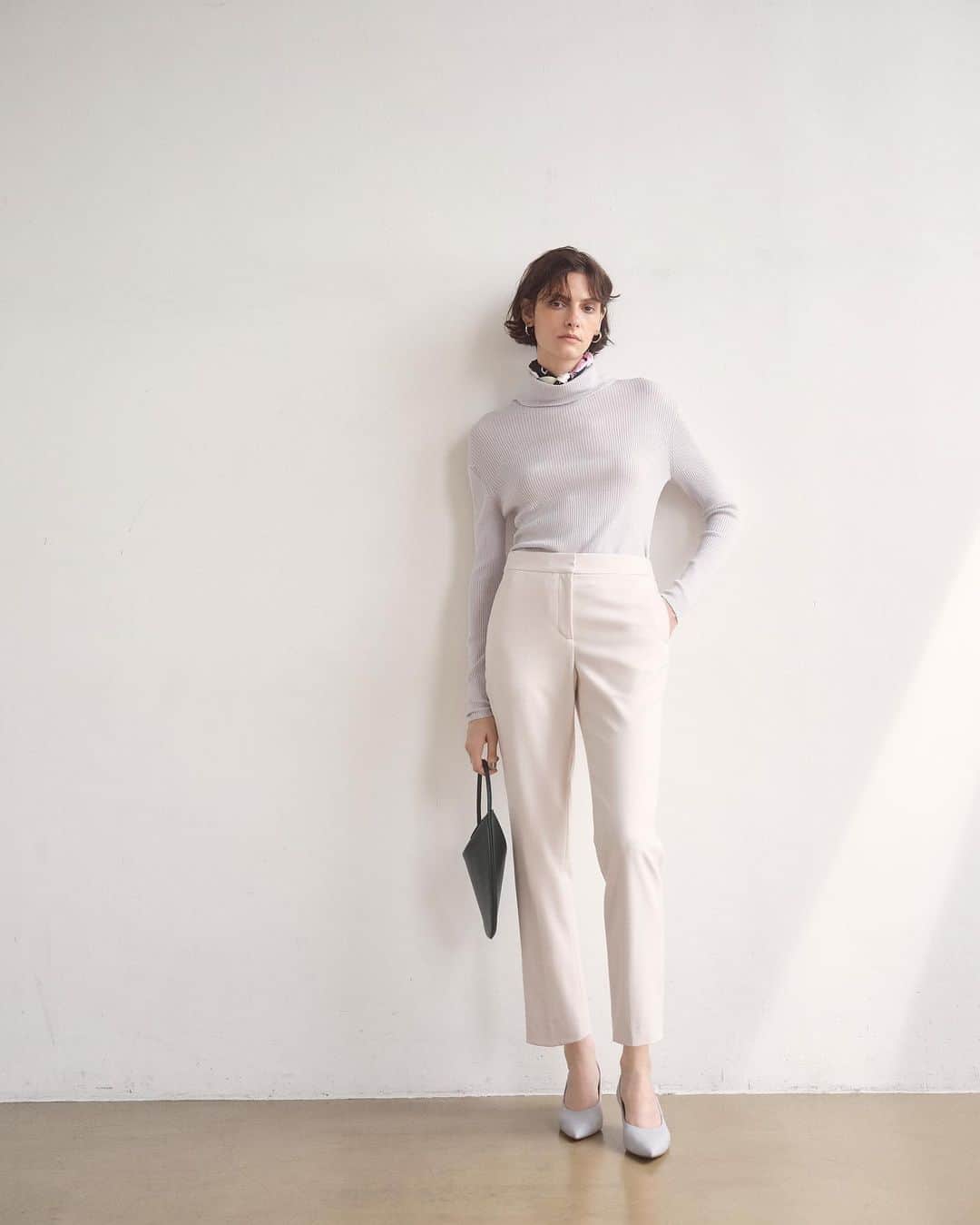 Theory luxe official account.のインスタグラム：「［COZY ELEGANCE］  アイボリーのパンツを生かした柔らかなワントーンスタイル  寒い季節にこそ欠かせない暖かみのあるアイボリー。 全体をワントーンでまとめれば、女性らしく洗練された雰囲気に。  適度なフィット感のリブタートルネックニットをタックインしてミニマルにまとめ、首元のスカーフアレンジで華やかさをON。 シンプルなスタイリングを極めることで、パンツのシルエットの美しさや上品さがより際立つ。  #theoryluxe #セオリーリュクス  #パンツスタイル #ワントーンコーデ #スカーフアレンジ」