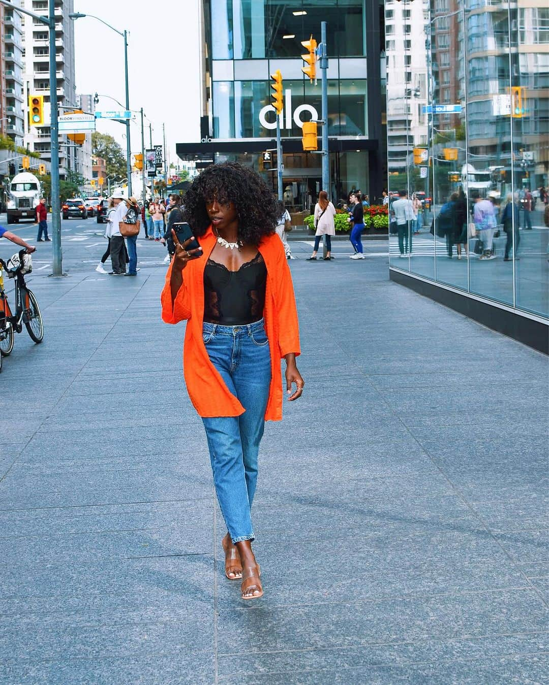 デズリー・ヘンリーのインスタグラム：「City Living 🧡  #Potd #Ootd #Bhfyp #Toronto #Canada #Fashion #FashionDaily」